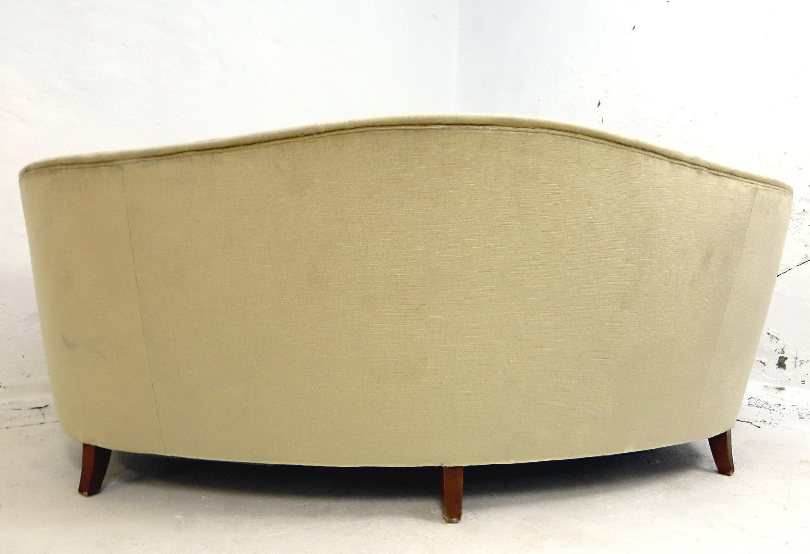 1940s Italian Modern Curved Vintage Design Sofa in Beige Velvet-Velour, 3-Seater (Samt) im Angebot