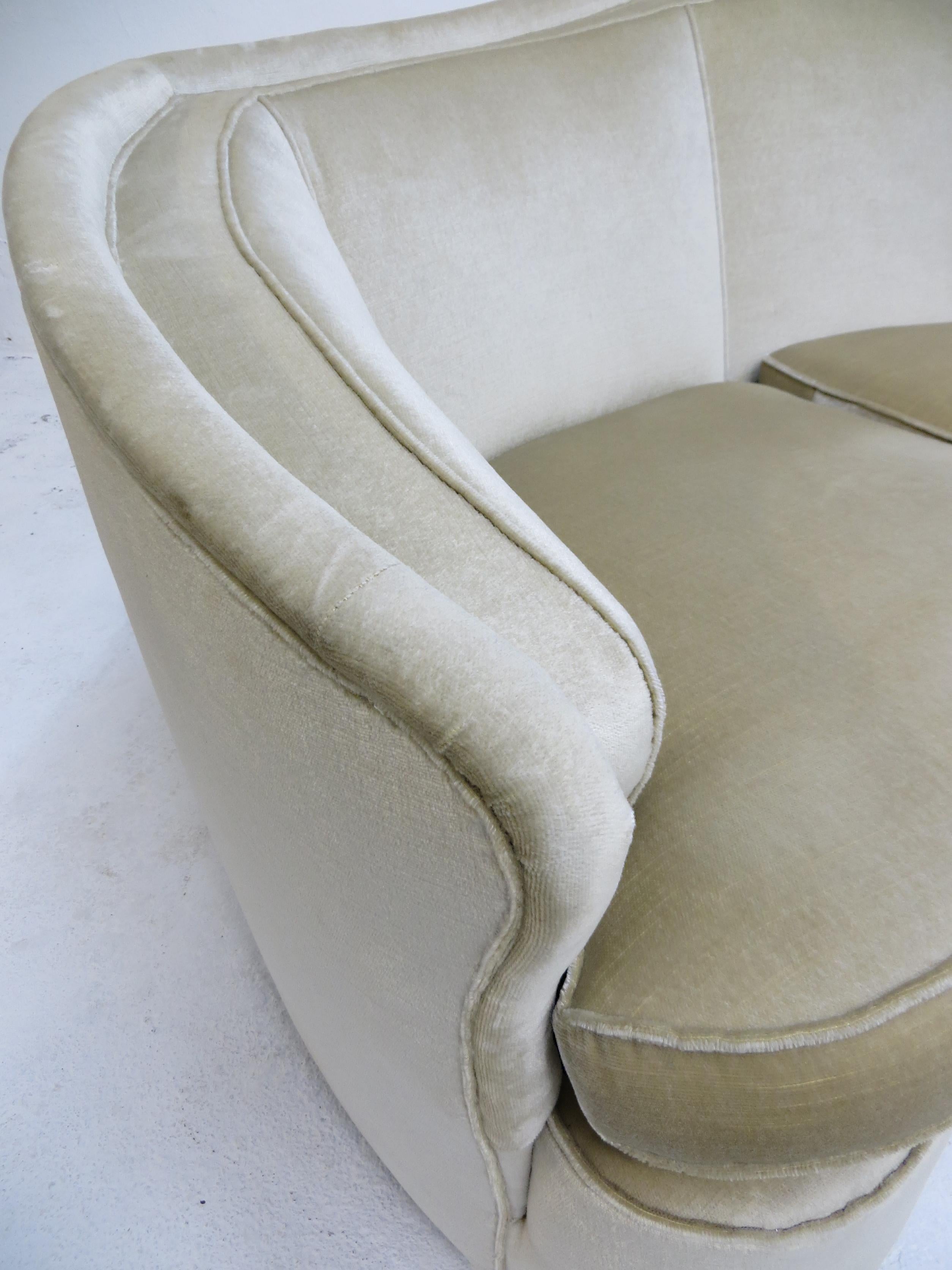 1940s Italian Modern Curved Vintage Design Sofa in Beige Velvet-Velour, 3-Seater For Sale 1