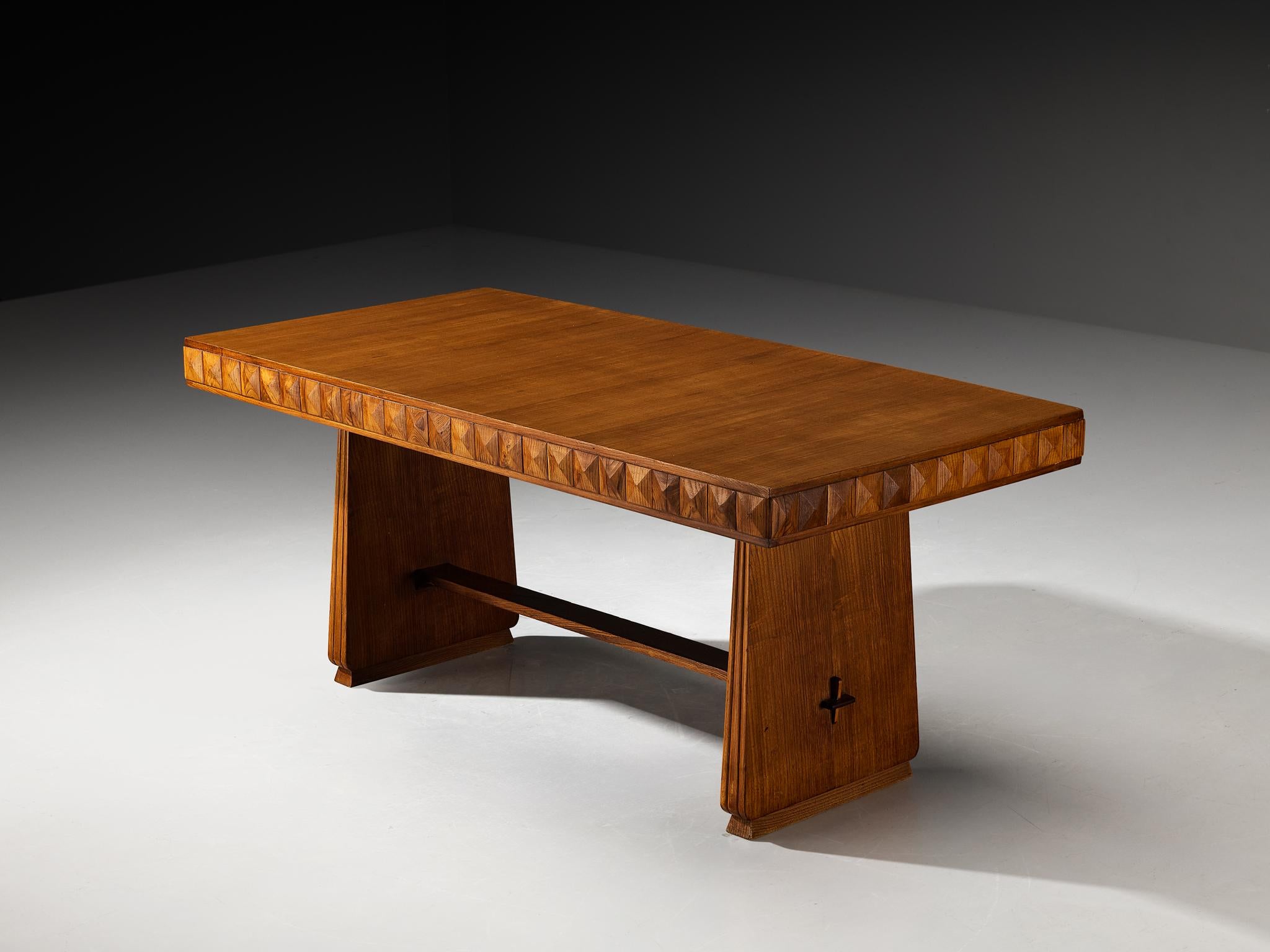 Table de salle à manger en châtaignier, Italie, années 1940

Un meuble vraiment remarquable qui excelle dans tous les aspects du design : de son exécution impeccable et de ses sculptures au charme fou à sa fabrication artisanale et à son attention