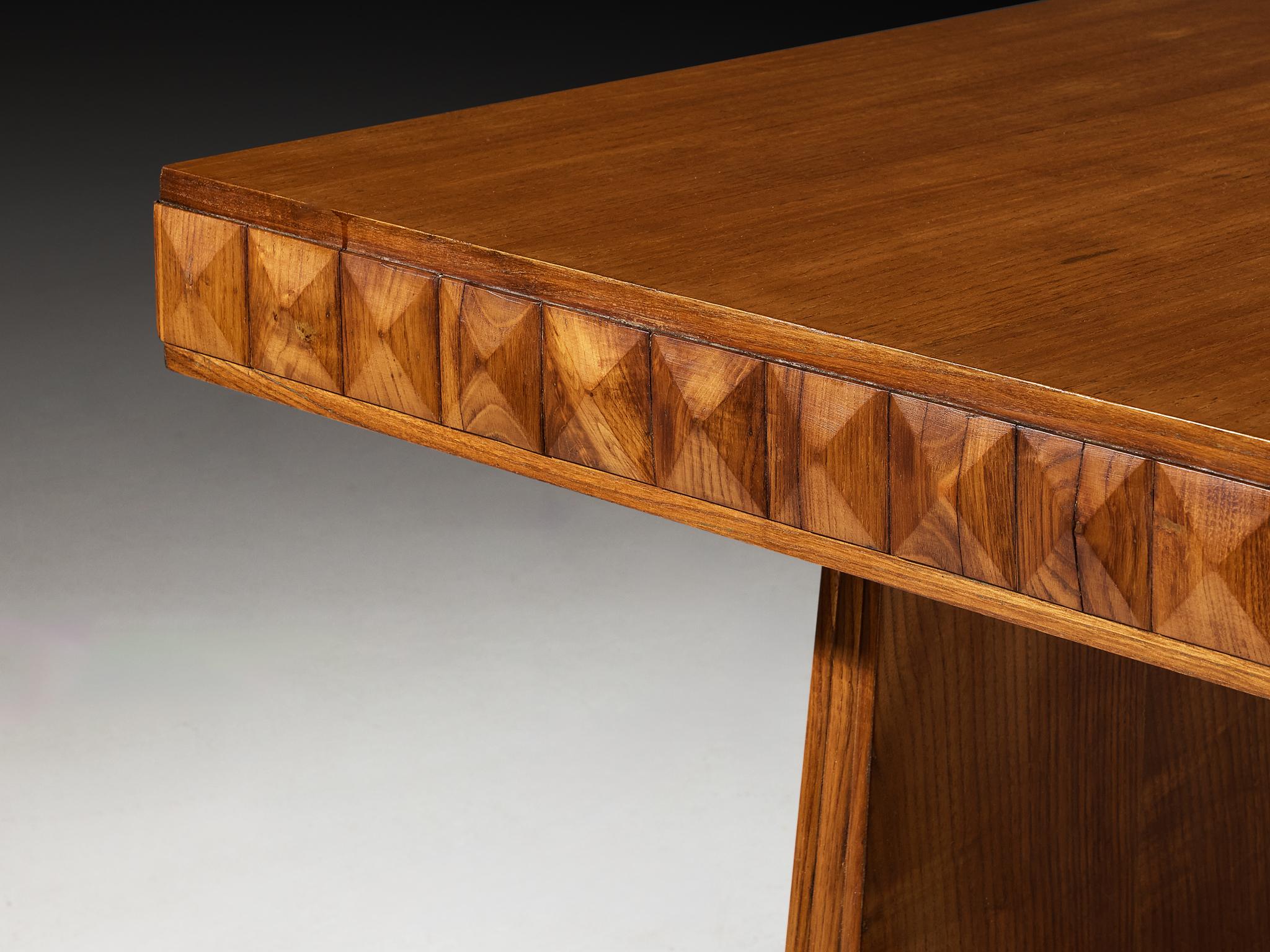Mid-Century Modern Table de salle à manger italienne des années 1940 en châtaignier avec rebord en forme de diamant en vente