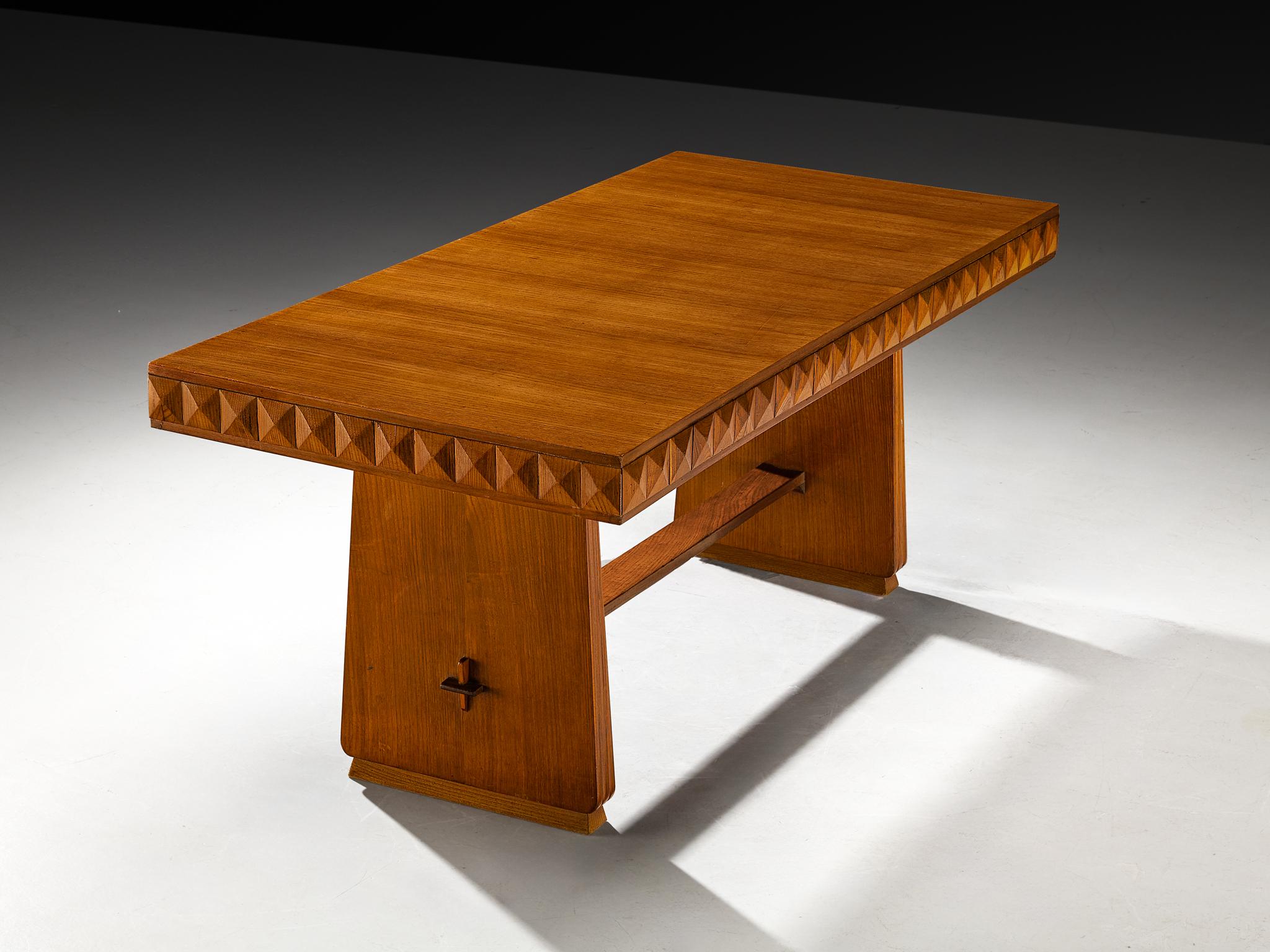 Table de salle à manger italienne des années 1940 en châtaignier avec rebord en forme de diamant Bon état - En vente à Waalwijk, NL
