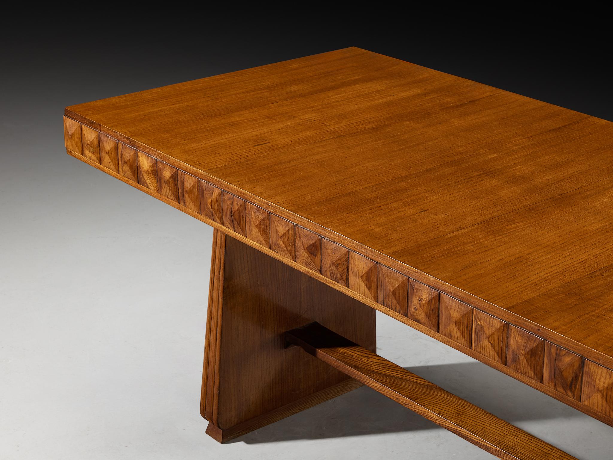 Milieu du XXe siècle Table de salle à manger italienne des années 1940 en châtaignier avec rebord en forme de diamant en vente