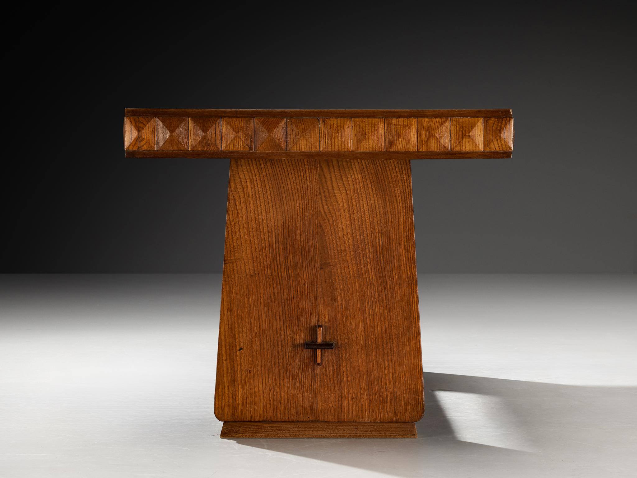 Châtaignier Table de salle à manger italienne des années 1940 en châtaignier avec rebord en forme de diamant en vente