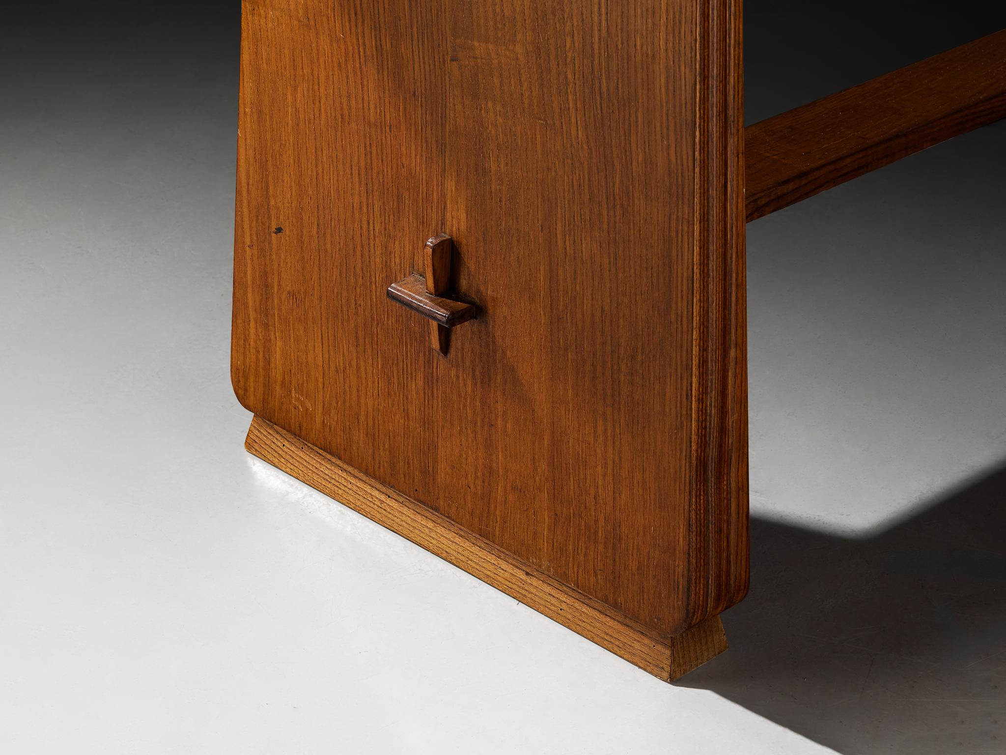Table de salle à manger italienne des années 1940 en châtaignier avec rebord en forme de diamant en vente 2