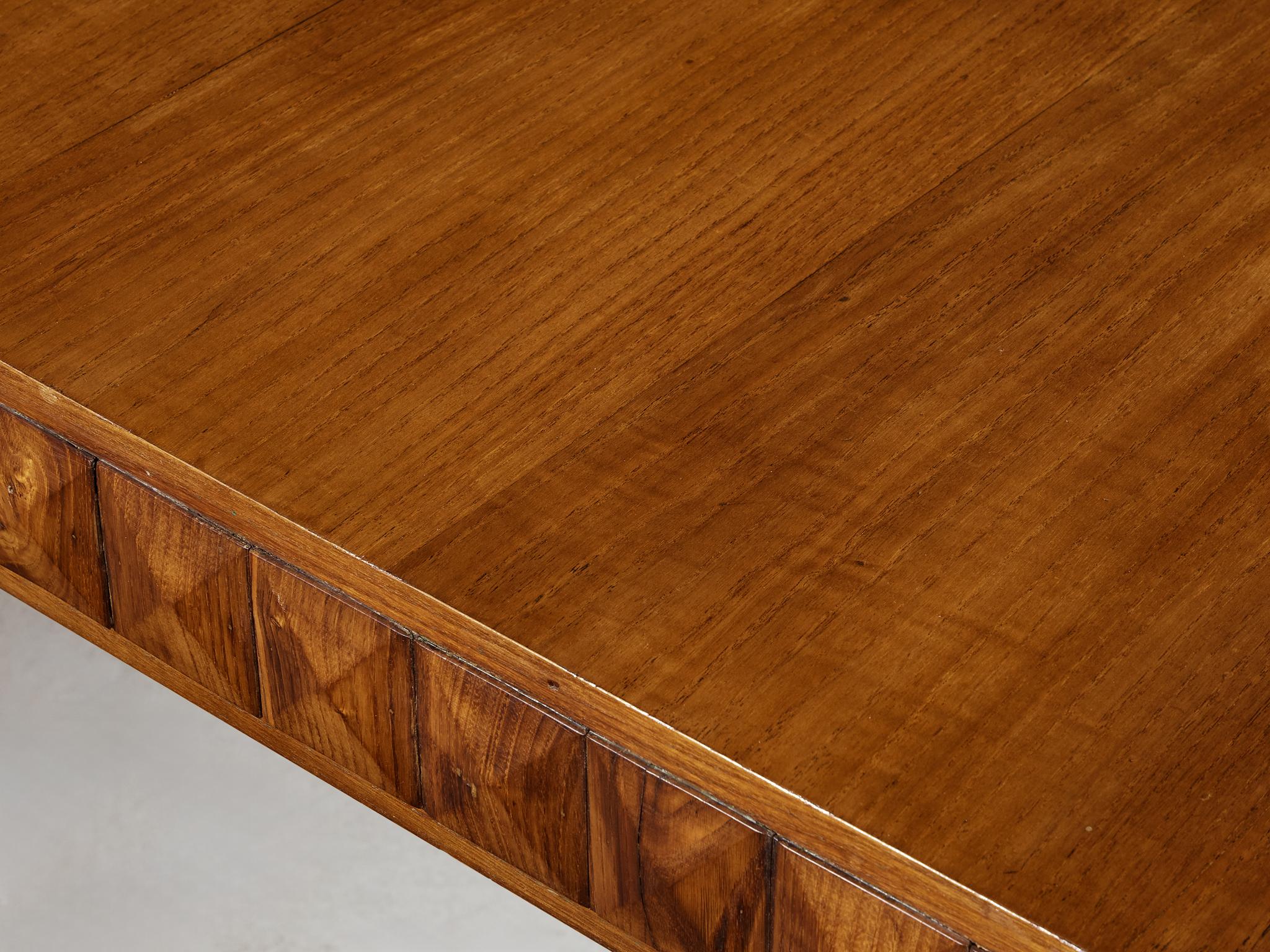 Table de salle à manger italienne des années 1940 en châtaignier avec rebord en forme de diamant en vente 3