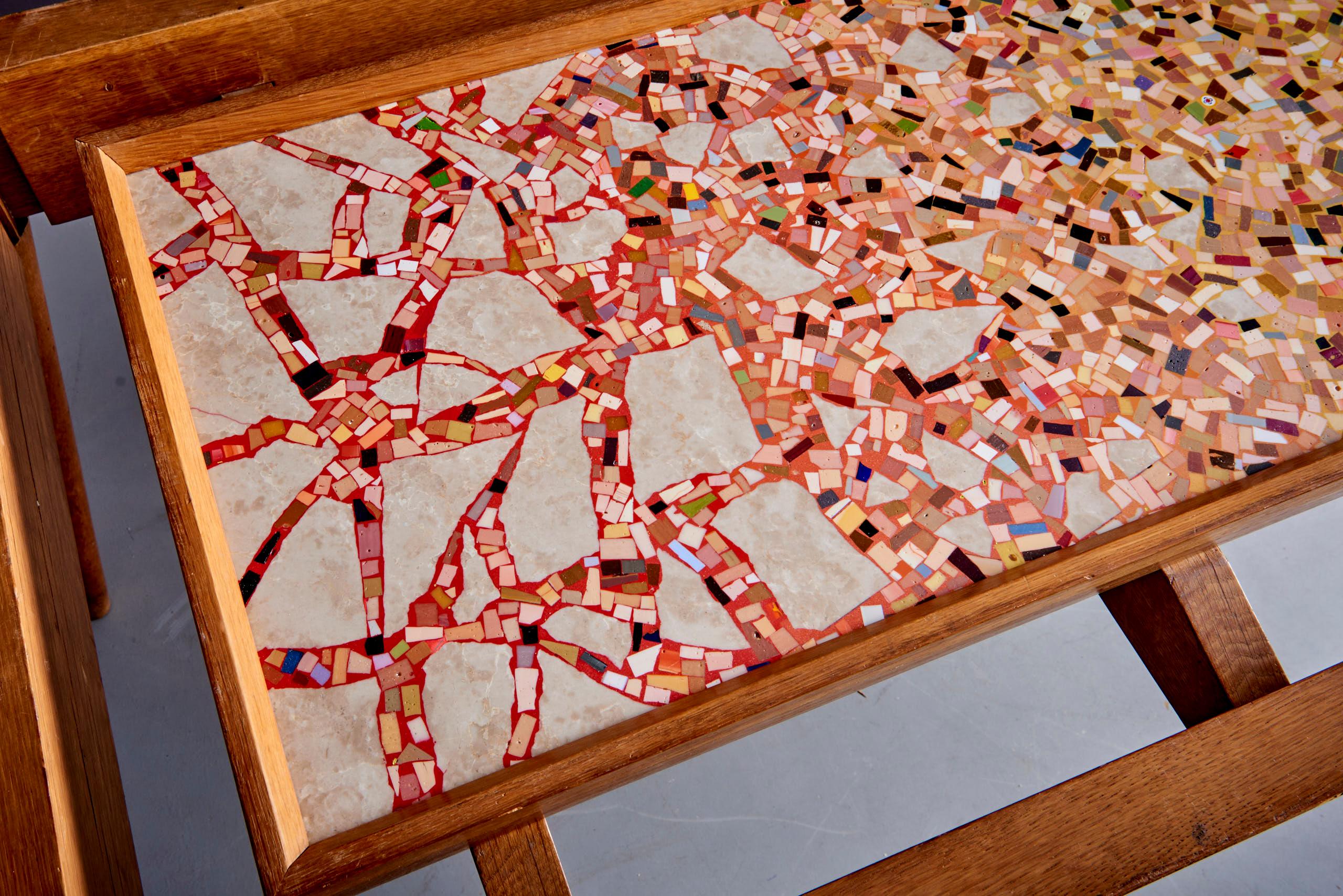 Table de salle à manger italienne des années 1940 avec plateau en verre et incrustation de Terrazzo réalisée à la main par Felix-Muhrhofer. Felix Muhrhofer a étudié le design industriel et d'intérieur à Vienne et à Barcelone. Il est spécialisé dans