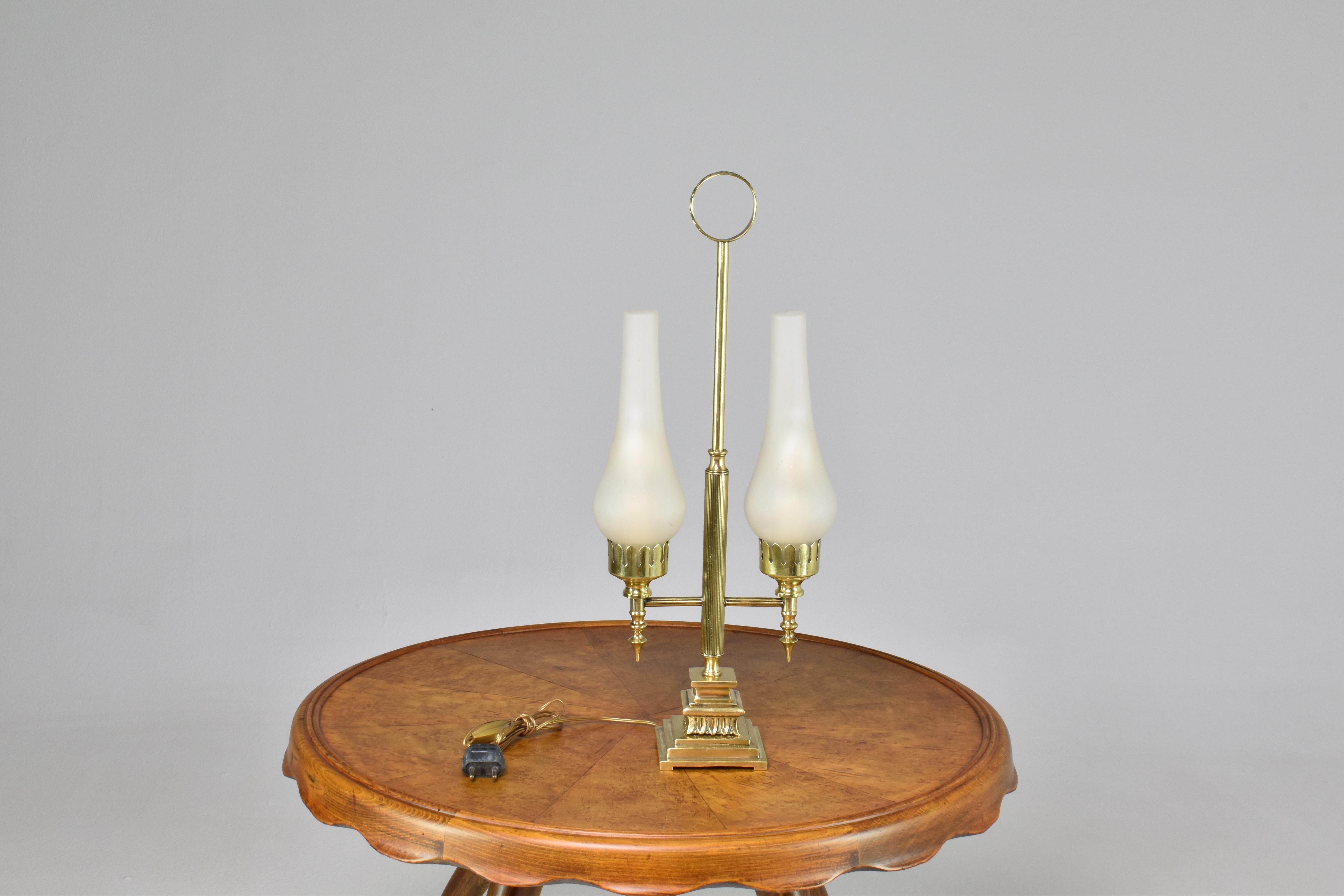 Art déco Lampe de table italienne des années 1940 en laiton double avec poignée  en vente