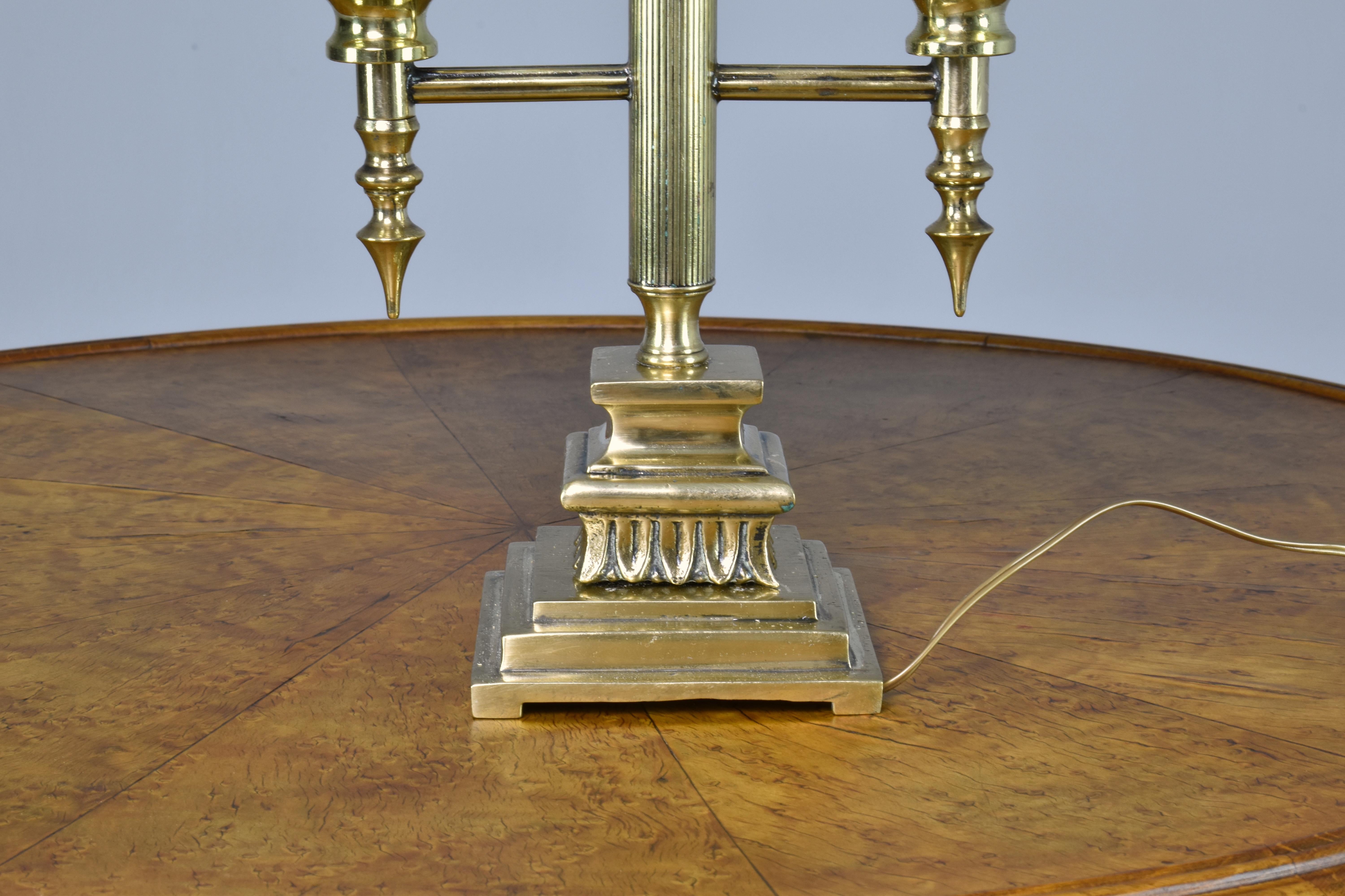 20ième siècle Lampe de table italienne des années 1940 en laiton double avec poignée  en vente