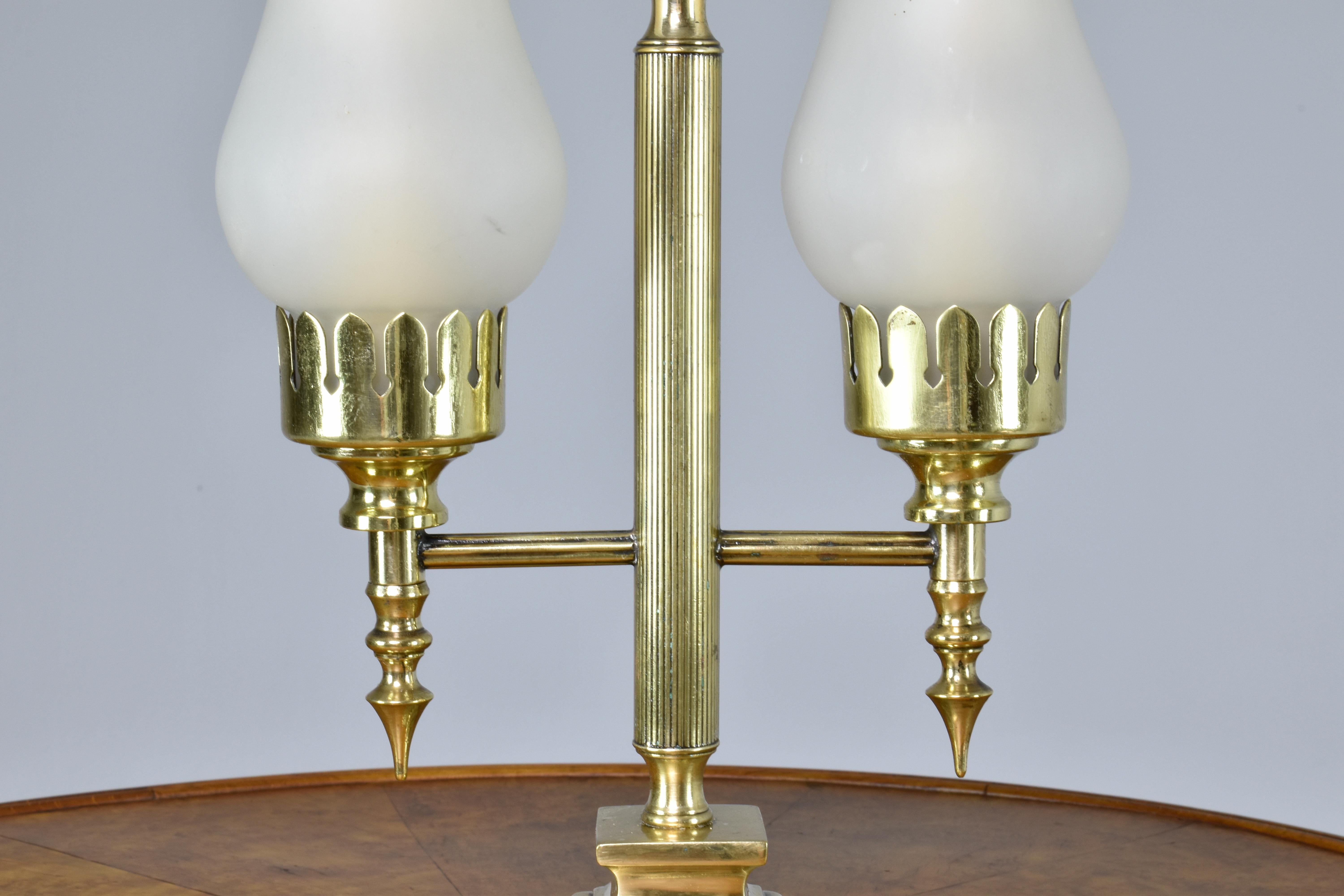 Laiton Lampe de table italienne des années 1940 en laiton double avec poignée  en vente