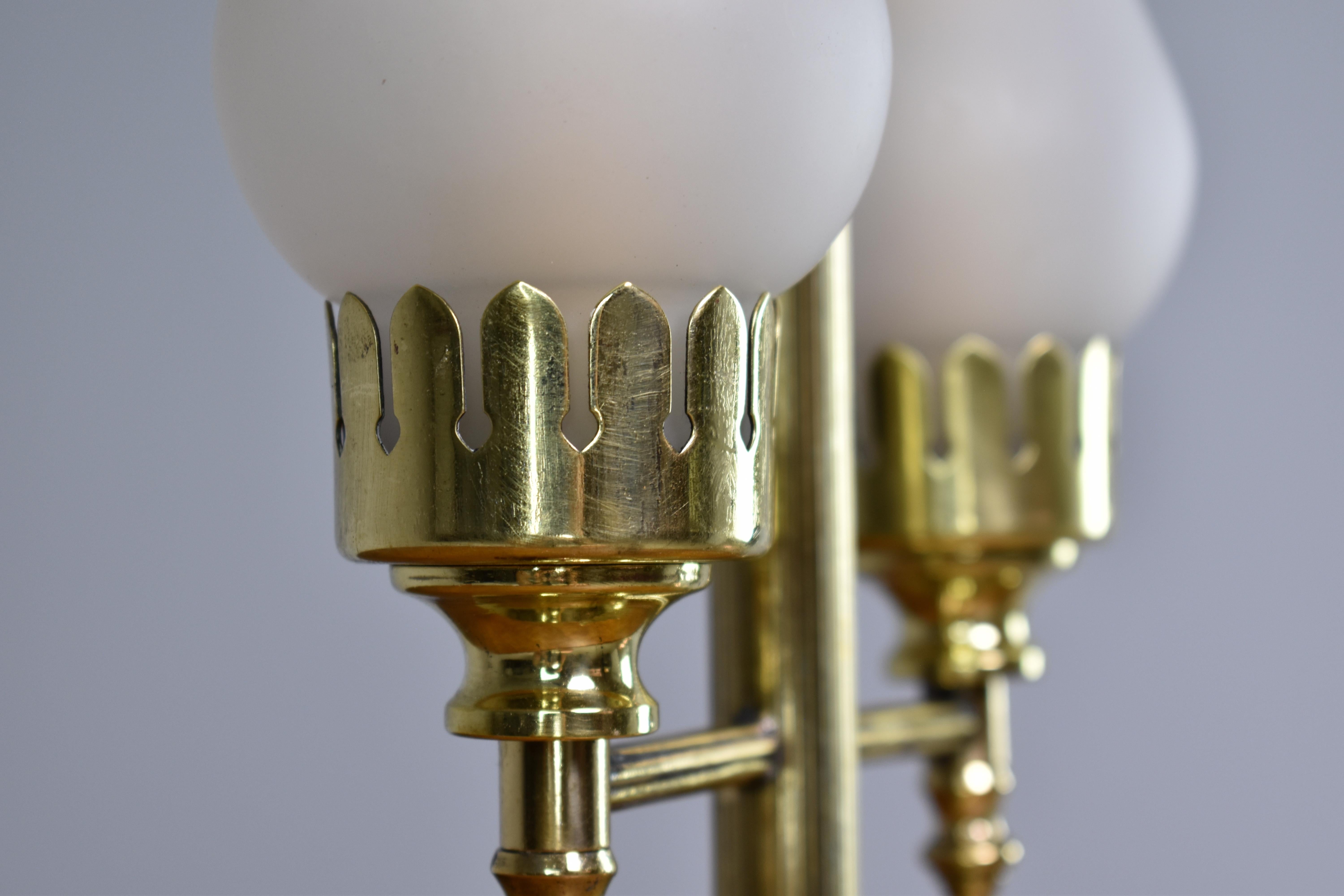 Lampe de table italienne des années 1940 en laiton double avec poignée  en vente 2