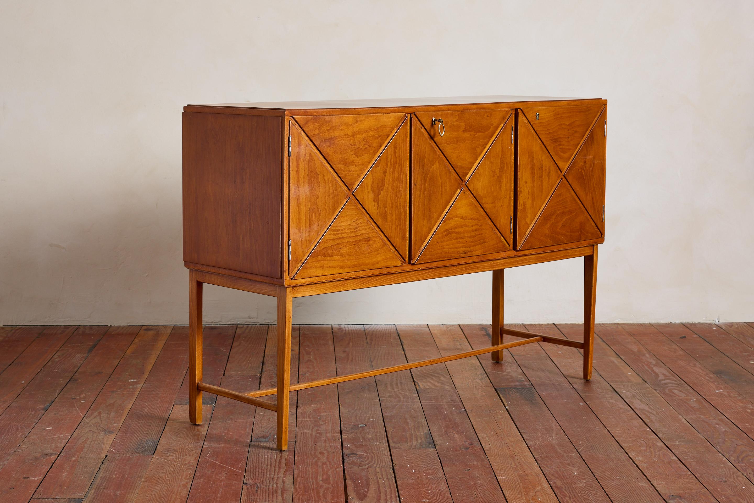 Eleganter italienischer Holzschrank mit 3 geschnitzten Türen 
Links 2 Türen, die sich öffnen lassen, um Holzschubladen zu zeigen 
Rechte Tür öffnet mit Regal 

Das Kabinett steht auf einem passenden Holzsockel. 
Durchgehend tolle Patina 

Italien,