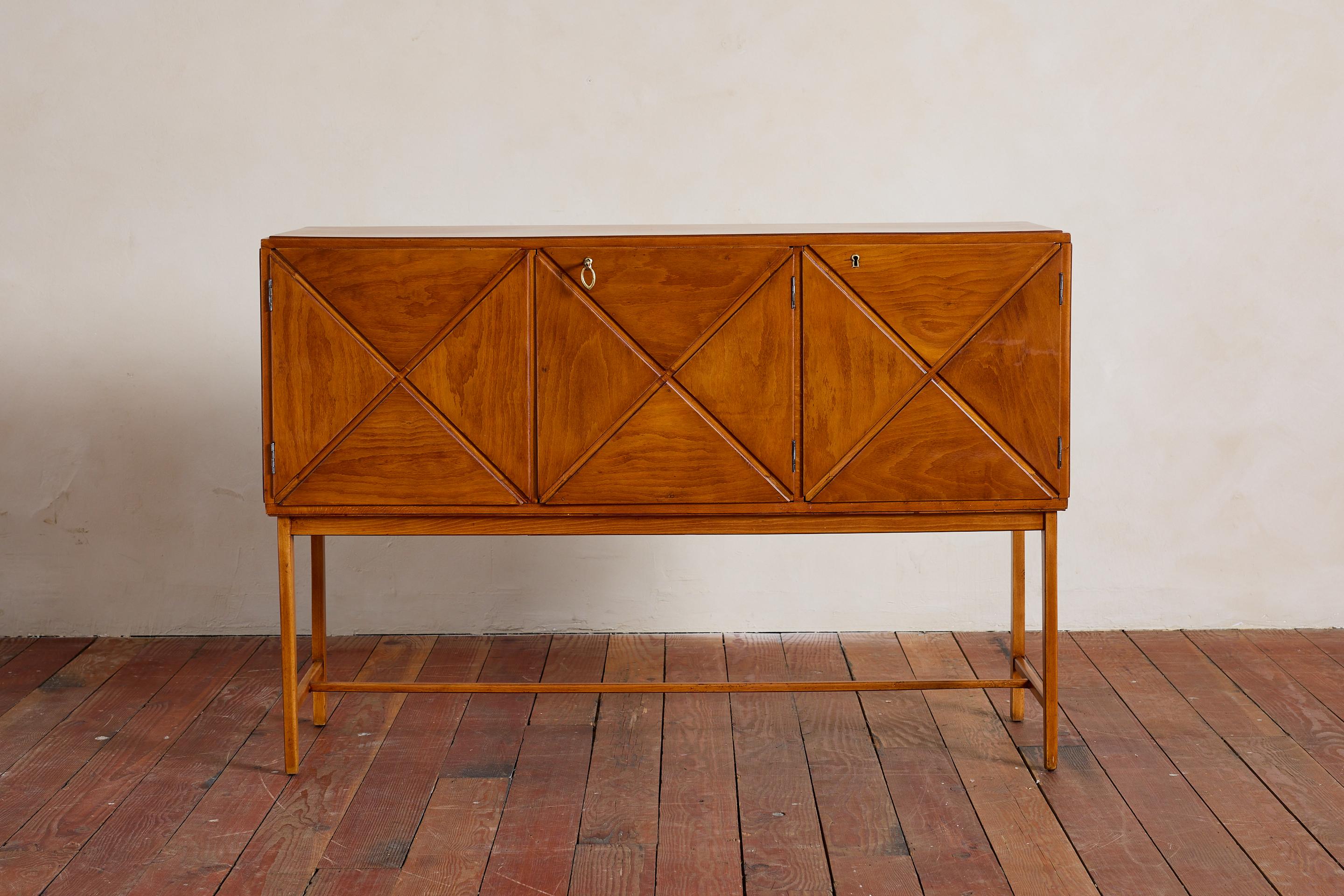 1940's Italienische Kommode/Schrank im Zustand „Gut“ im Angebot in Beverly Hills, CA