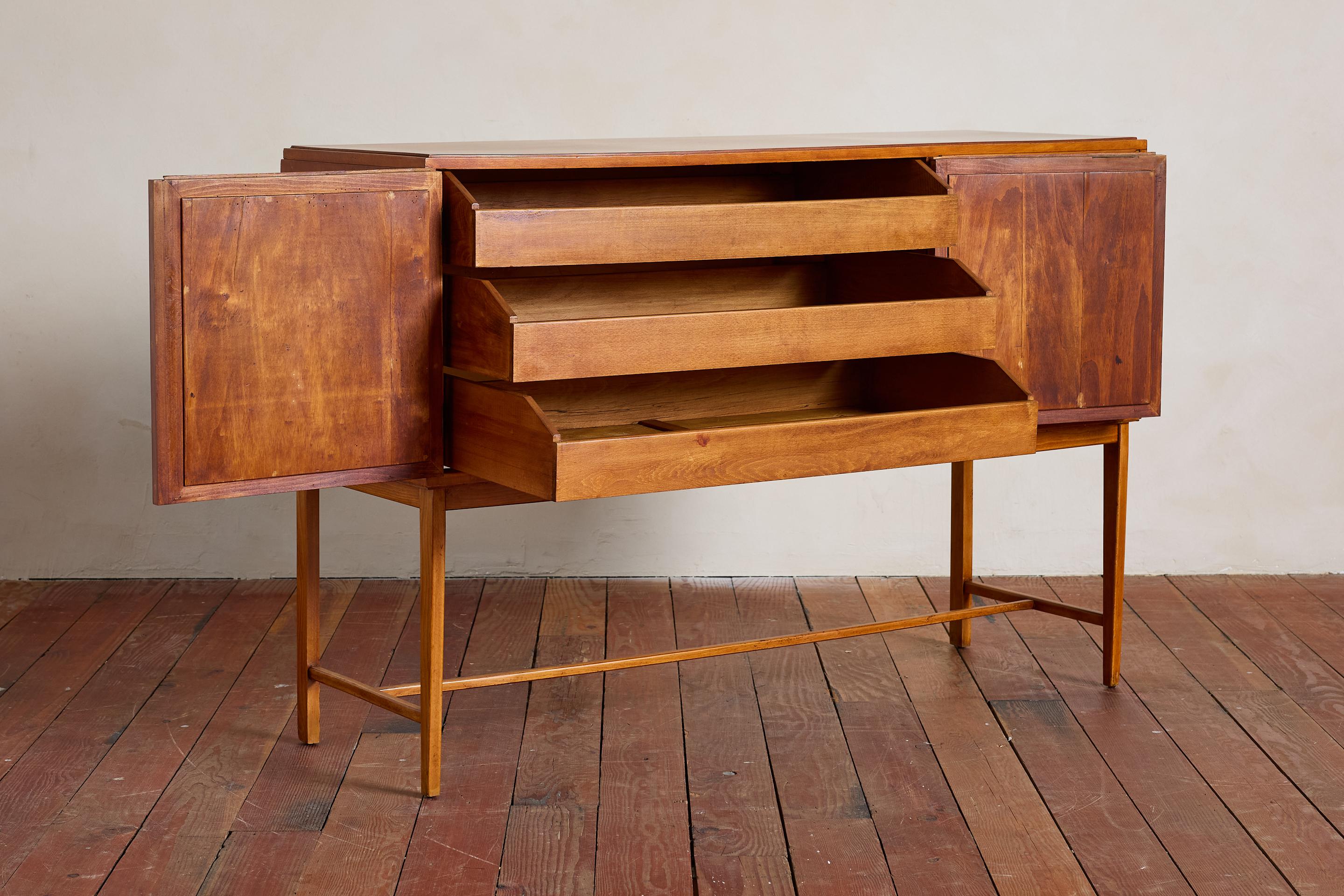 1940's Italienische Kommode/Schrank (Mitte des 20. Jahrhunderts) im Angebot