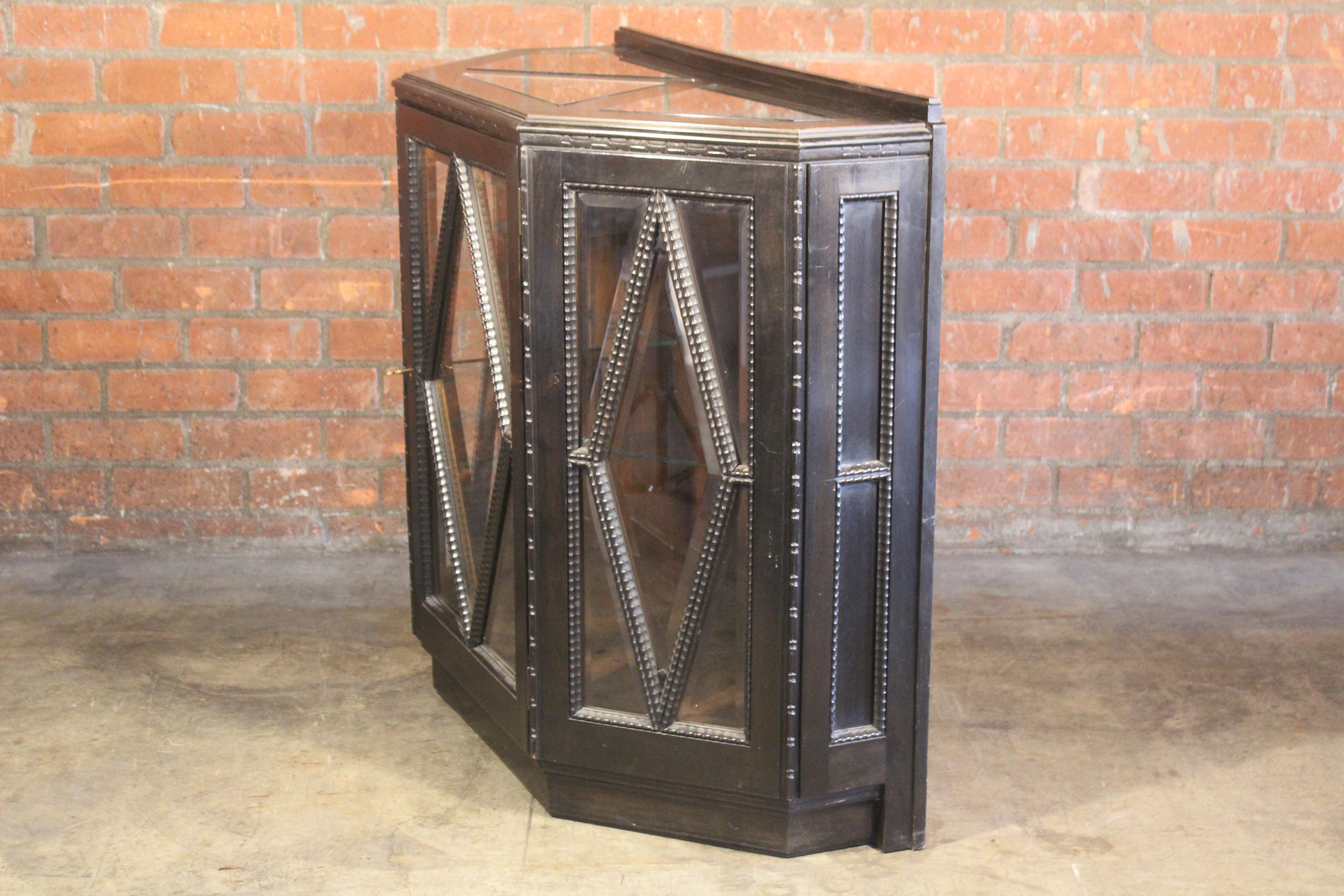 1940s Italian Faceted Carved Vitrine Cabinet For Sale 5