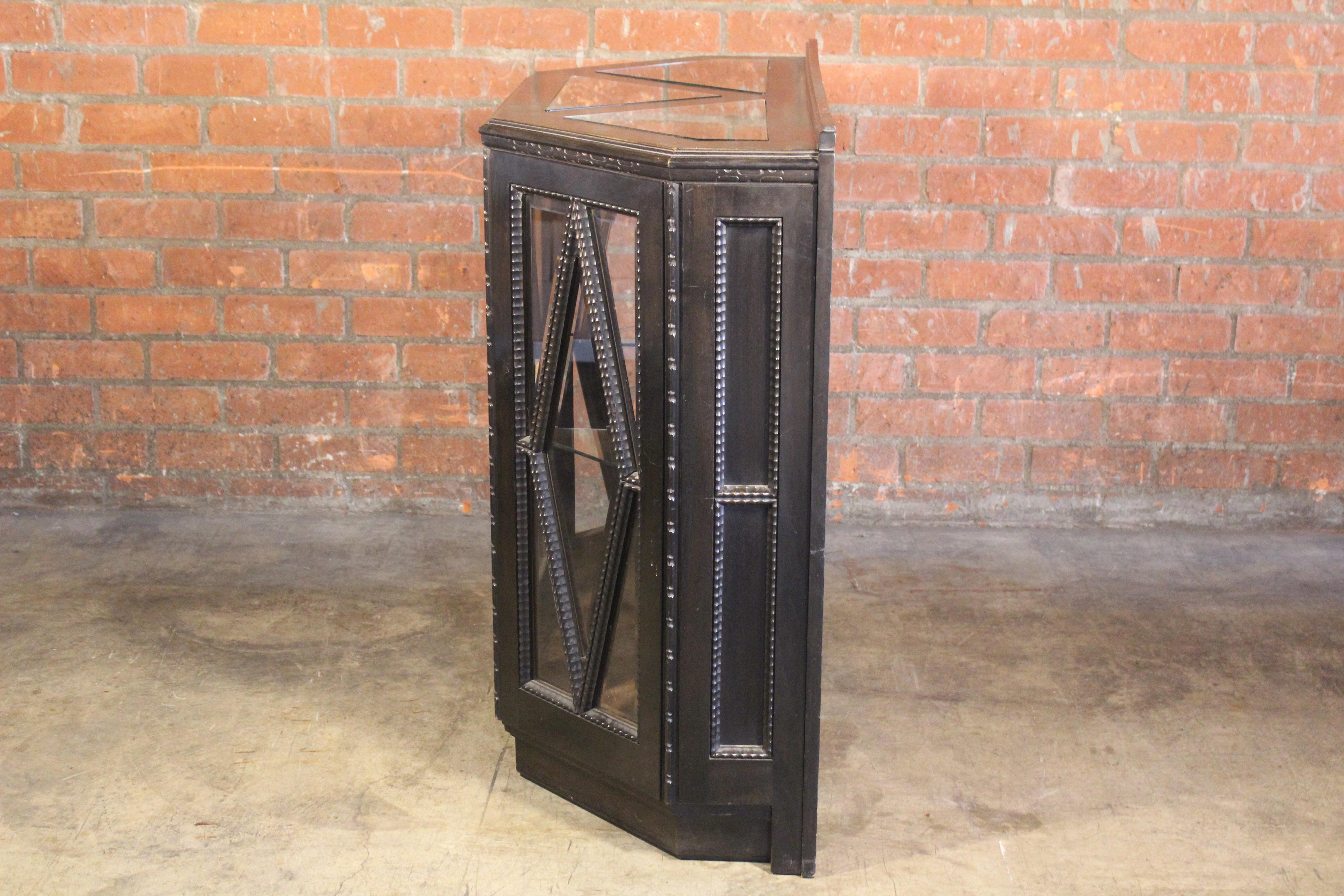 1940s Italian Faceted Carved Vitrine Cabinet For Sale 6