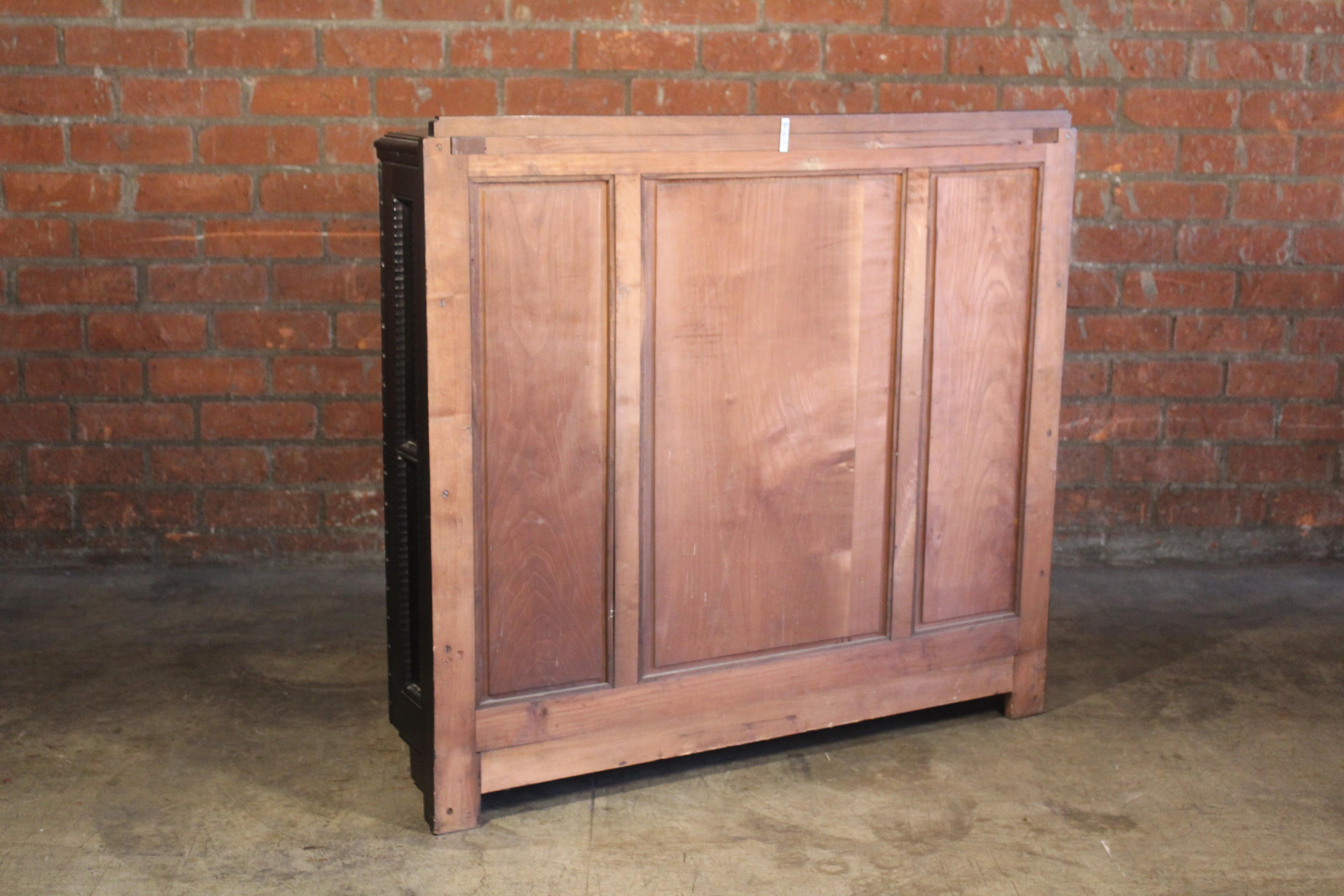 1940s Italian Faceted Carved Vitrine Cabinet For Sale 7
