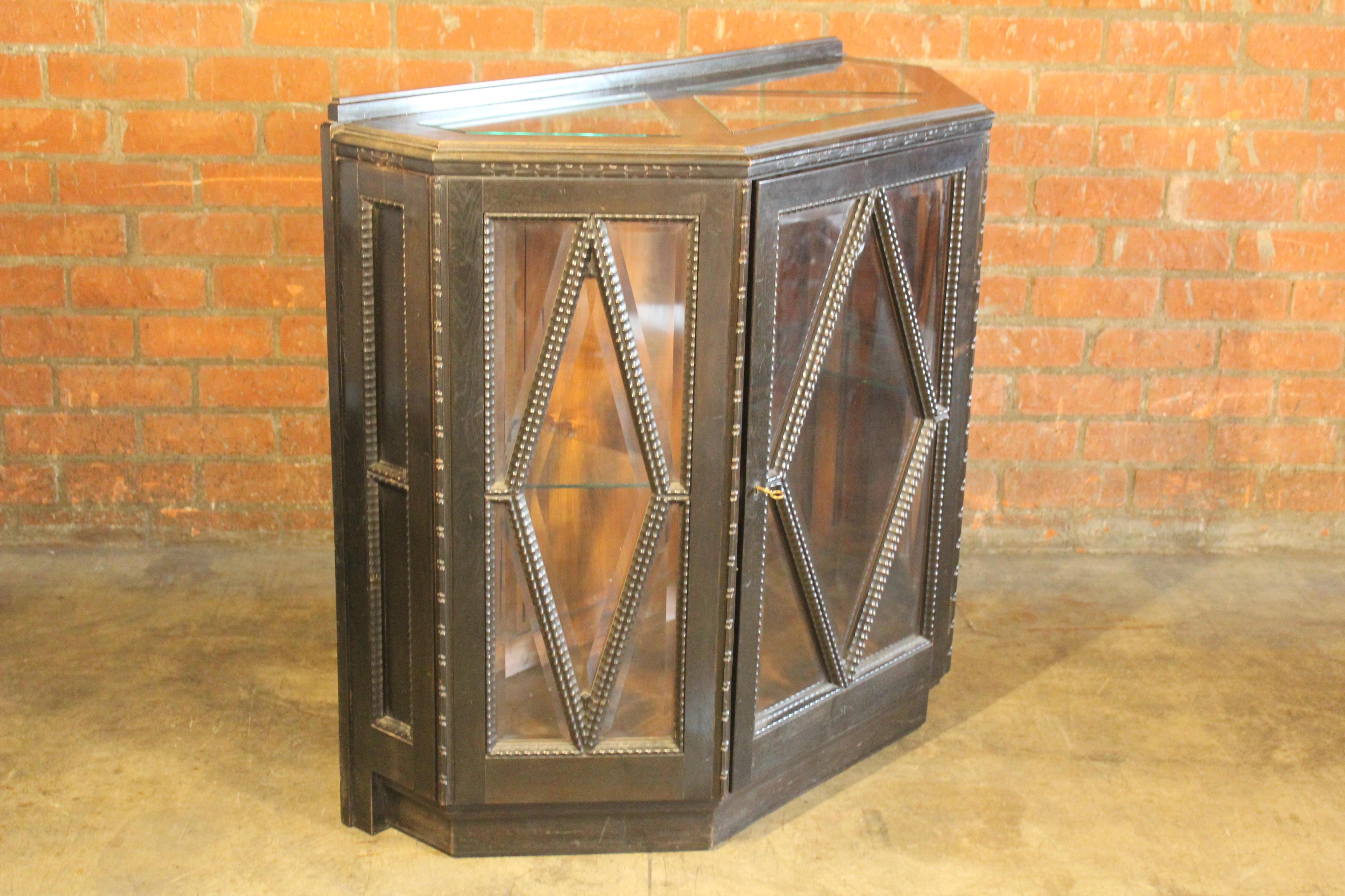 1940s Italian Faceted Carved Vitrine Cabinet For Sale 8