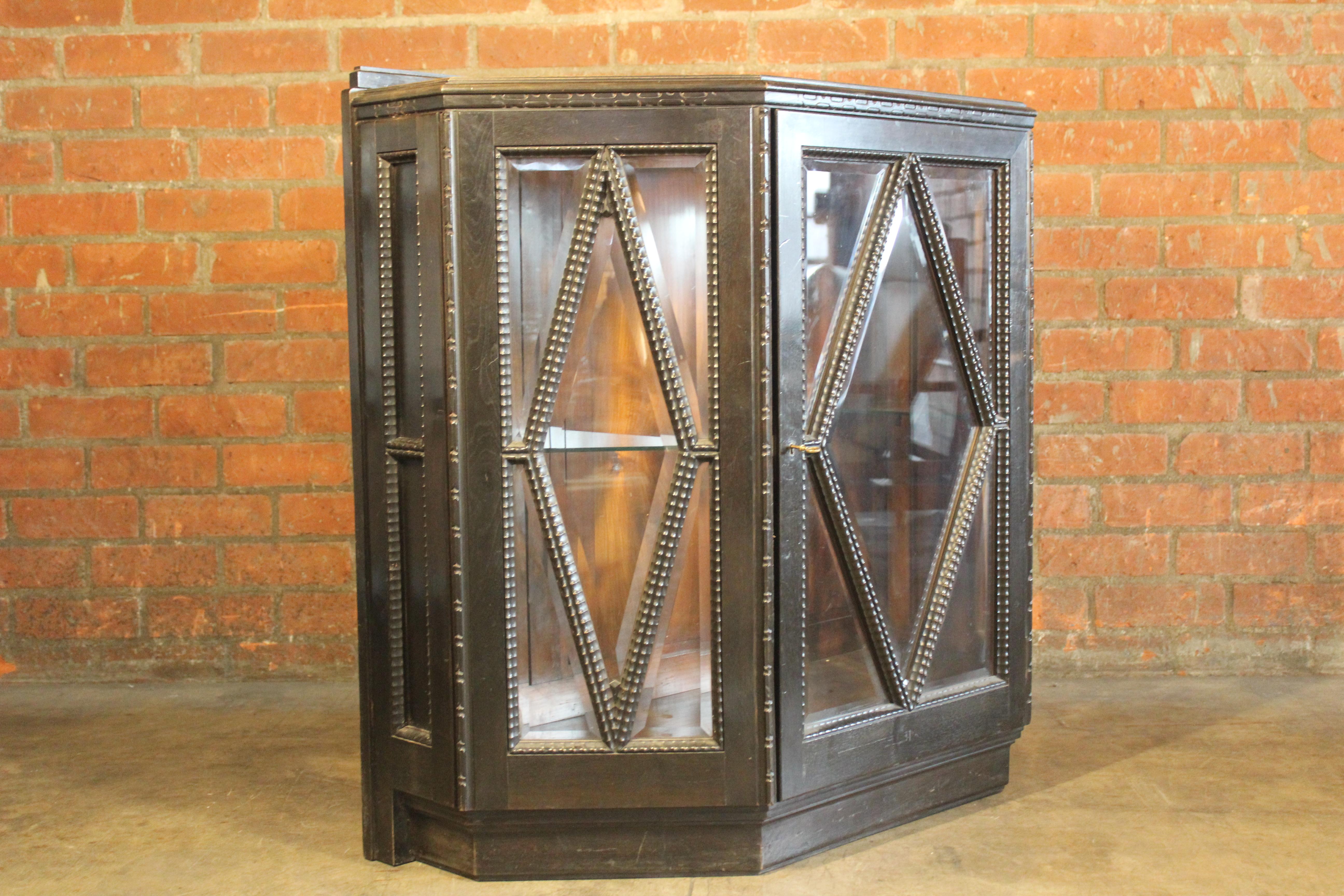 1940s Italian Faceted Carved Vitrine Cabinet For Sale 9