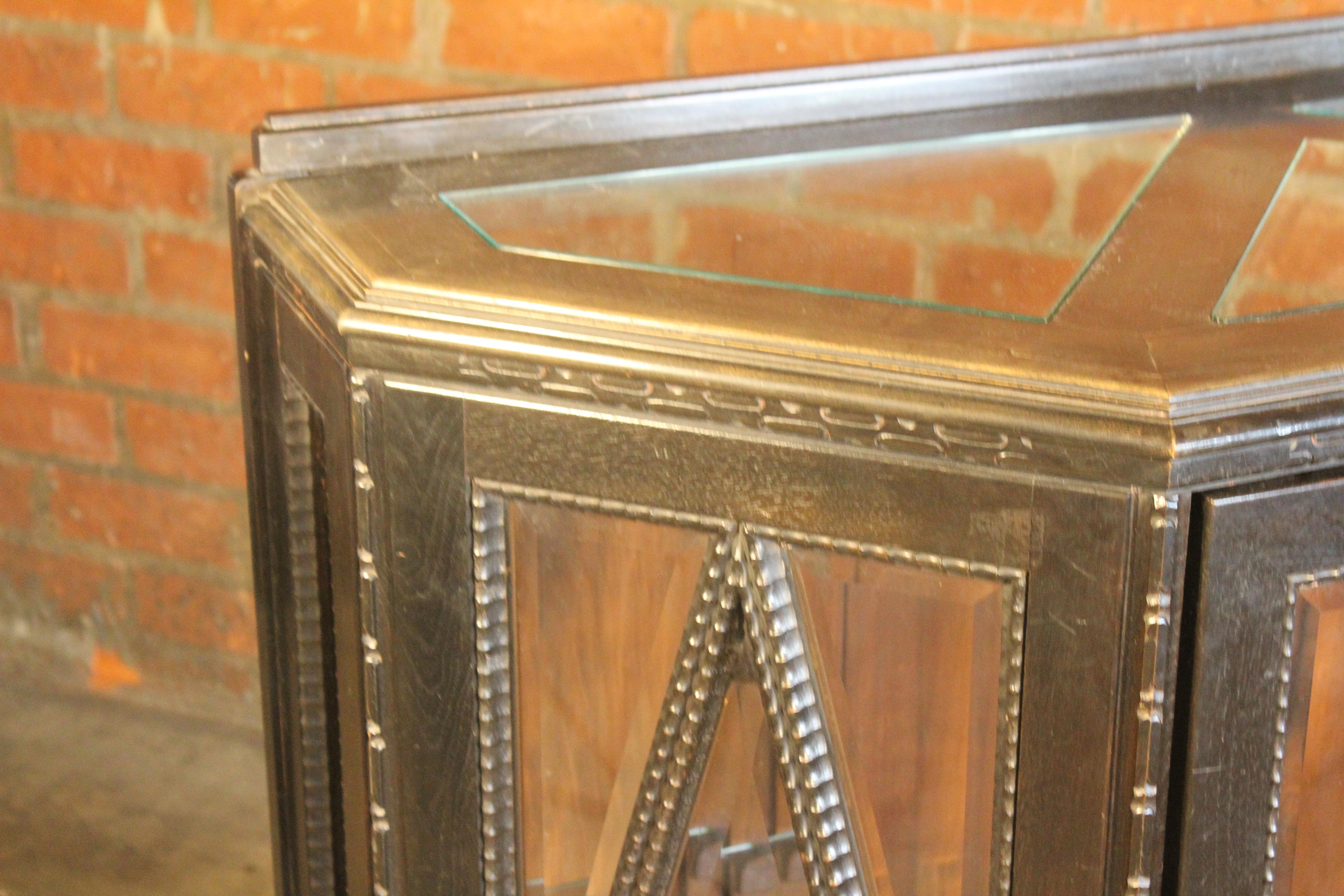 1940s Italian Faceted Carved Vitrine Cabinet For Sale 10