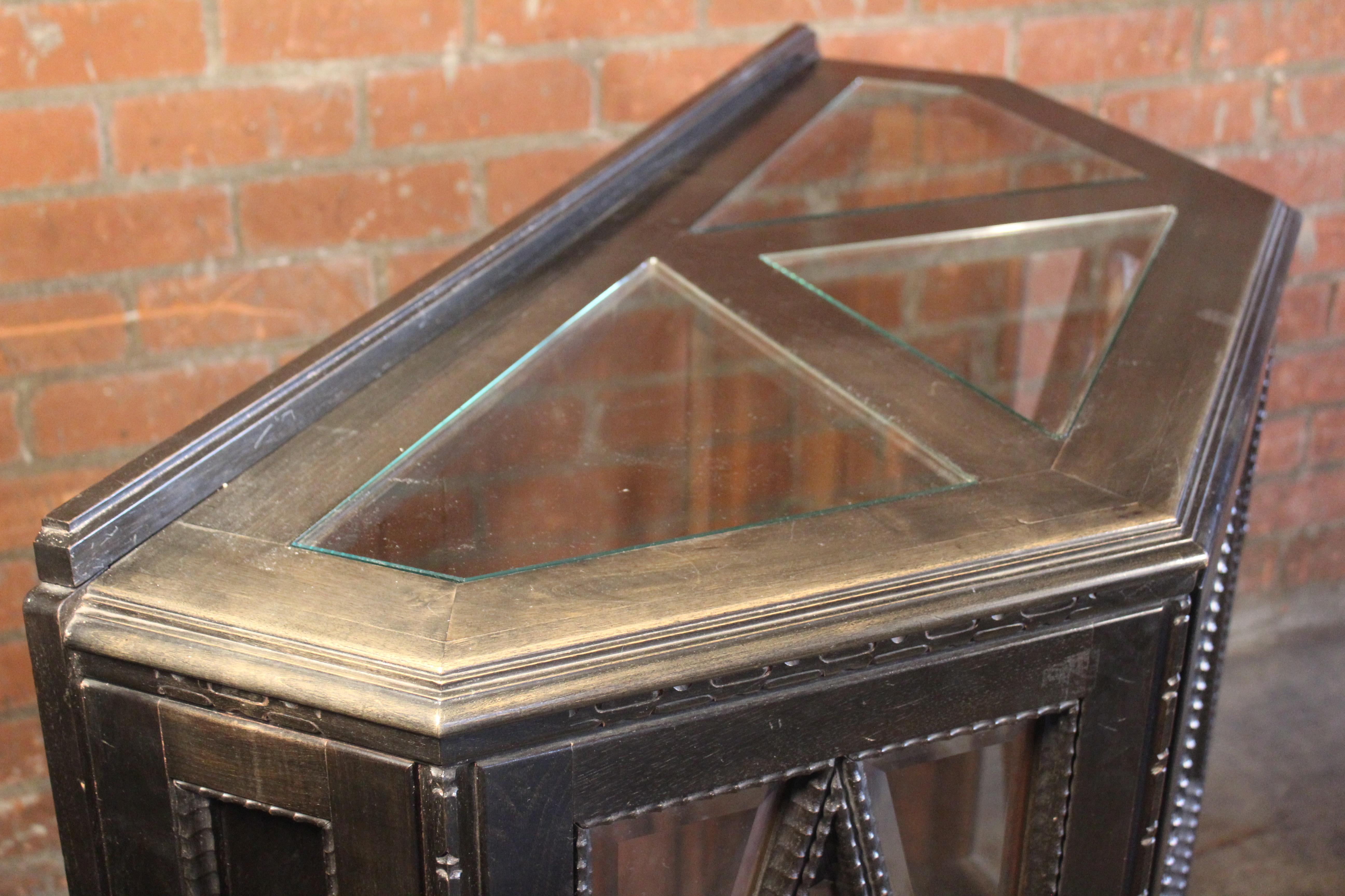 1940s Italian Faceted Carved Vitrine Cabinet For Sale 12