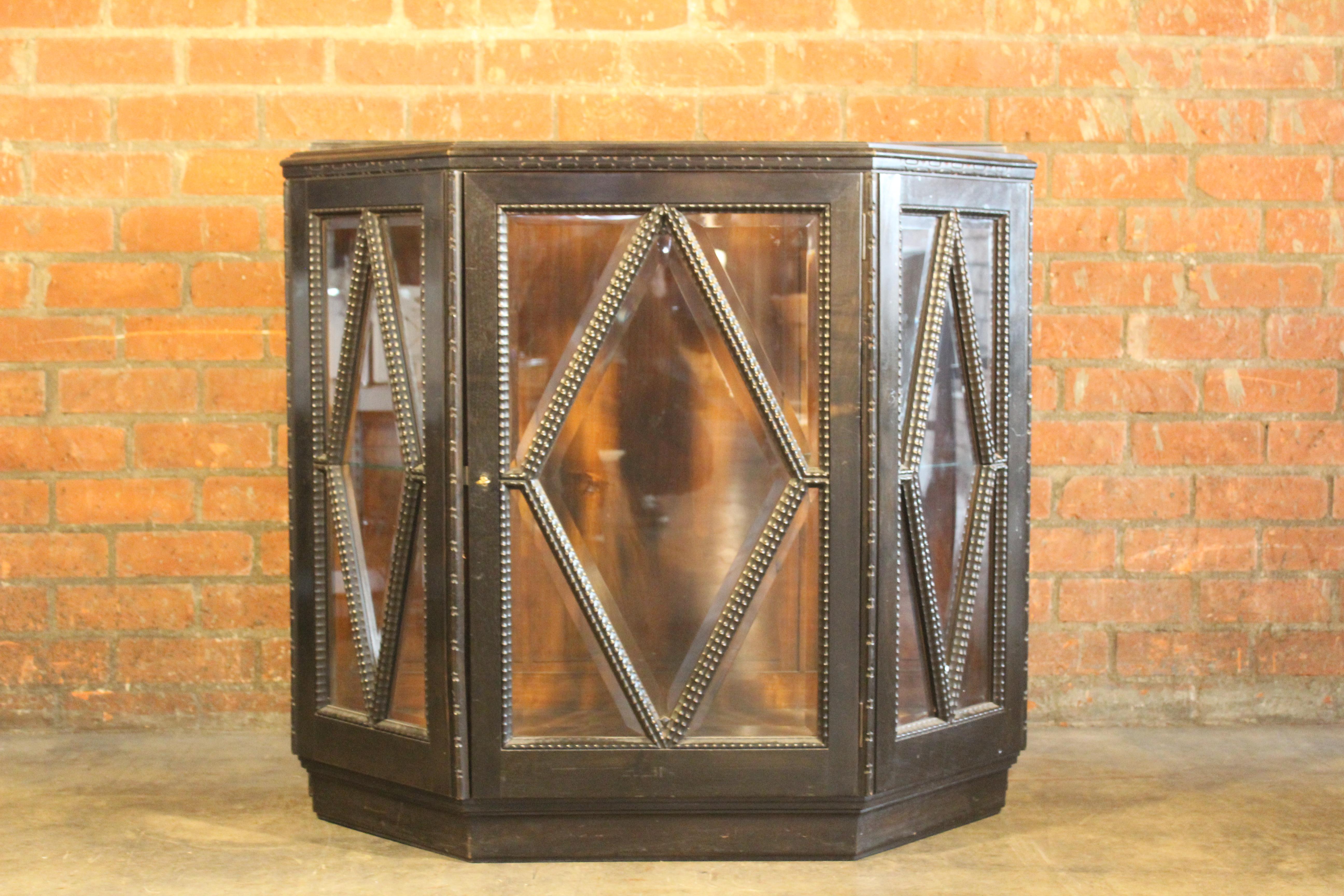 1940s Italian Faceted Carved Vitrine Cabinet In Good Condition For Sale In Los Angeles, CA