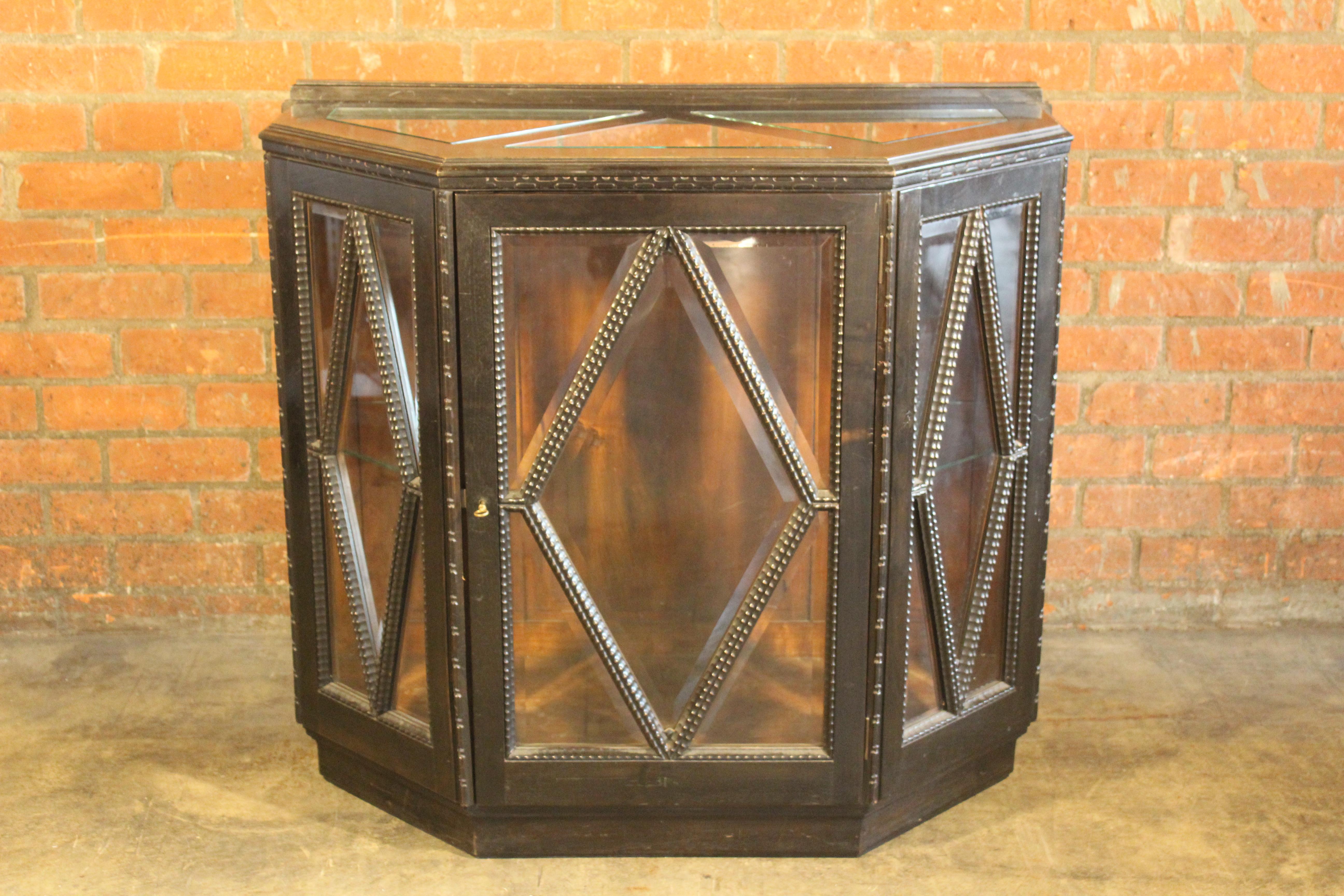 1940s Italian Faceted Carved Vitrine Cabinet For Sale 1
