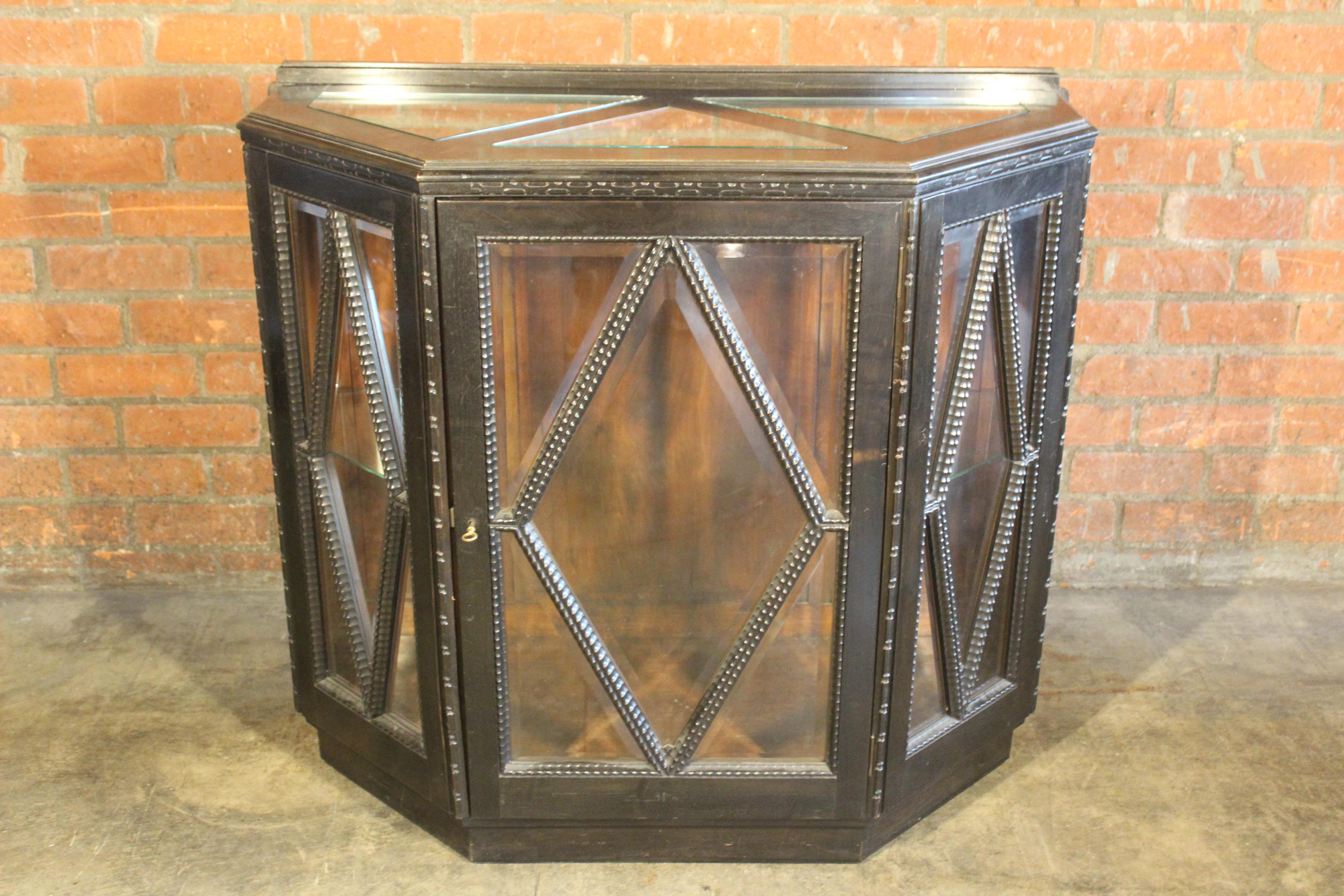 1940s Italian Faceted Carved Vitrine Cabinet For Sale 2