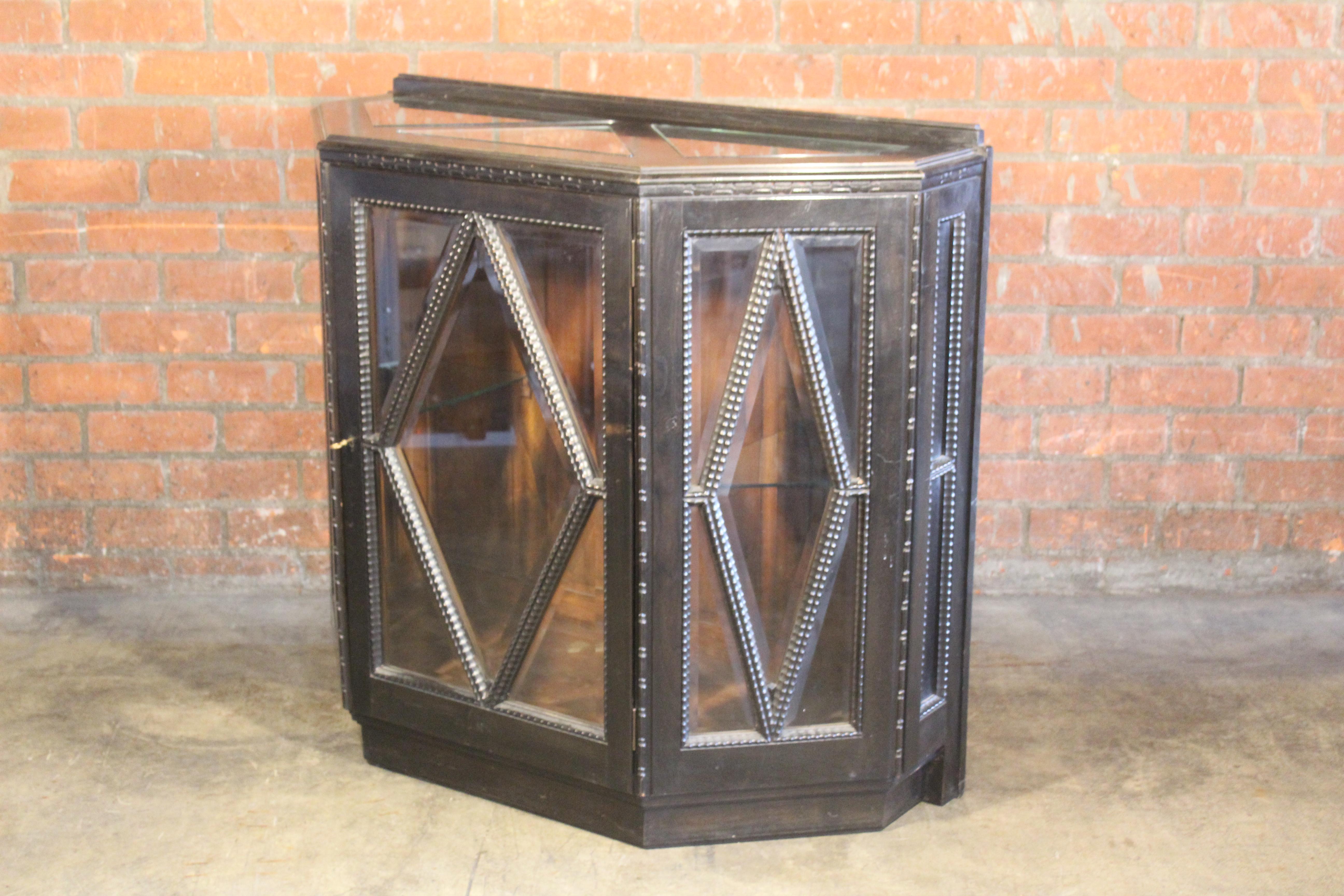1940s Italian Faceted Carved Vitrine Cabinet For Sale 3