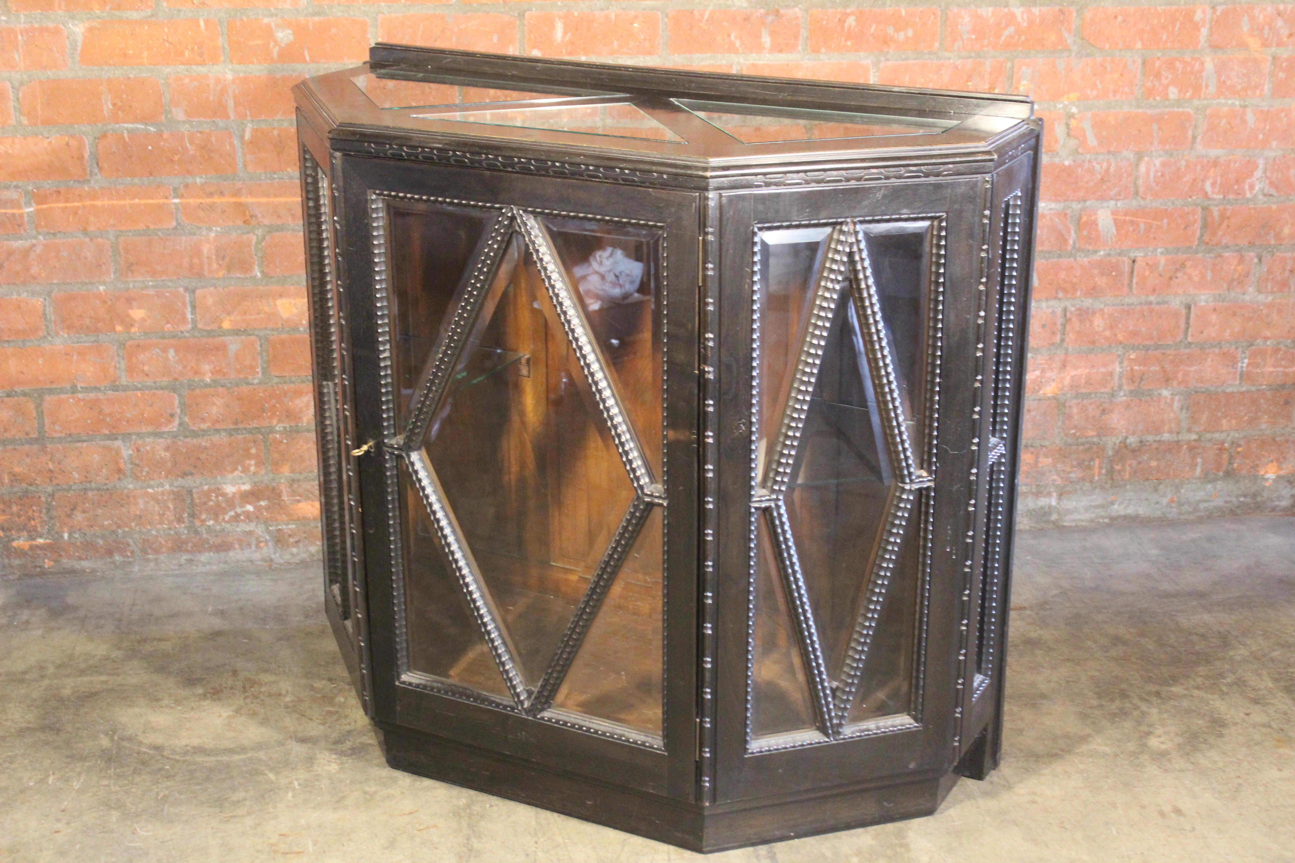 1940s Italian Faceted Carved Vitrine Cabinet For Sale 4