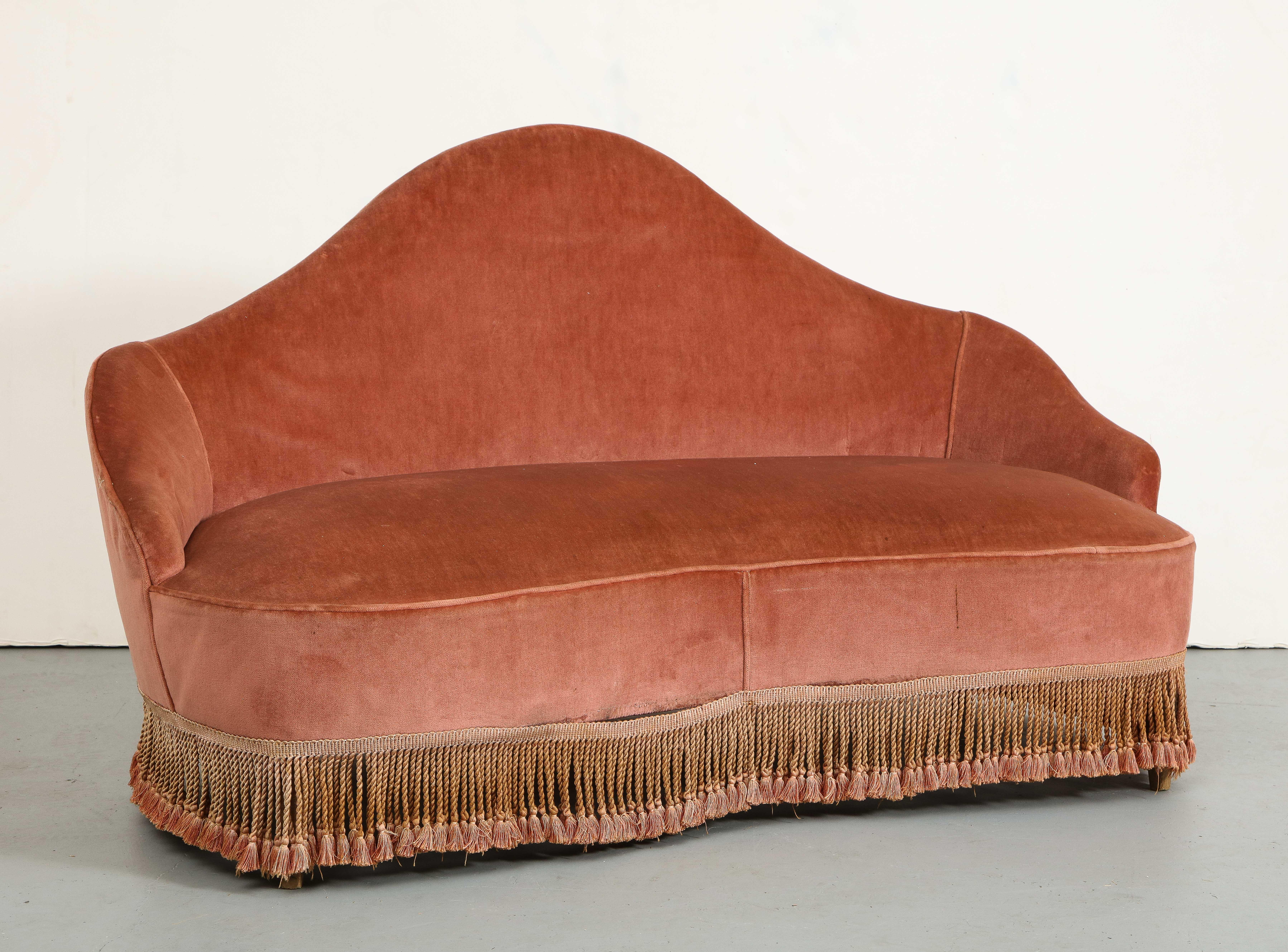 1940s Italian fringed fabric settee attributed to Fede Cheti (1905-1978), in original condition. Padded fabric back. Wood legs hidden by fringe.