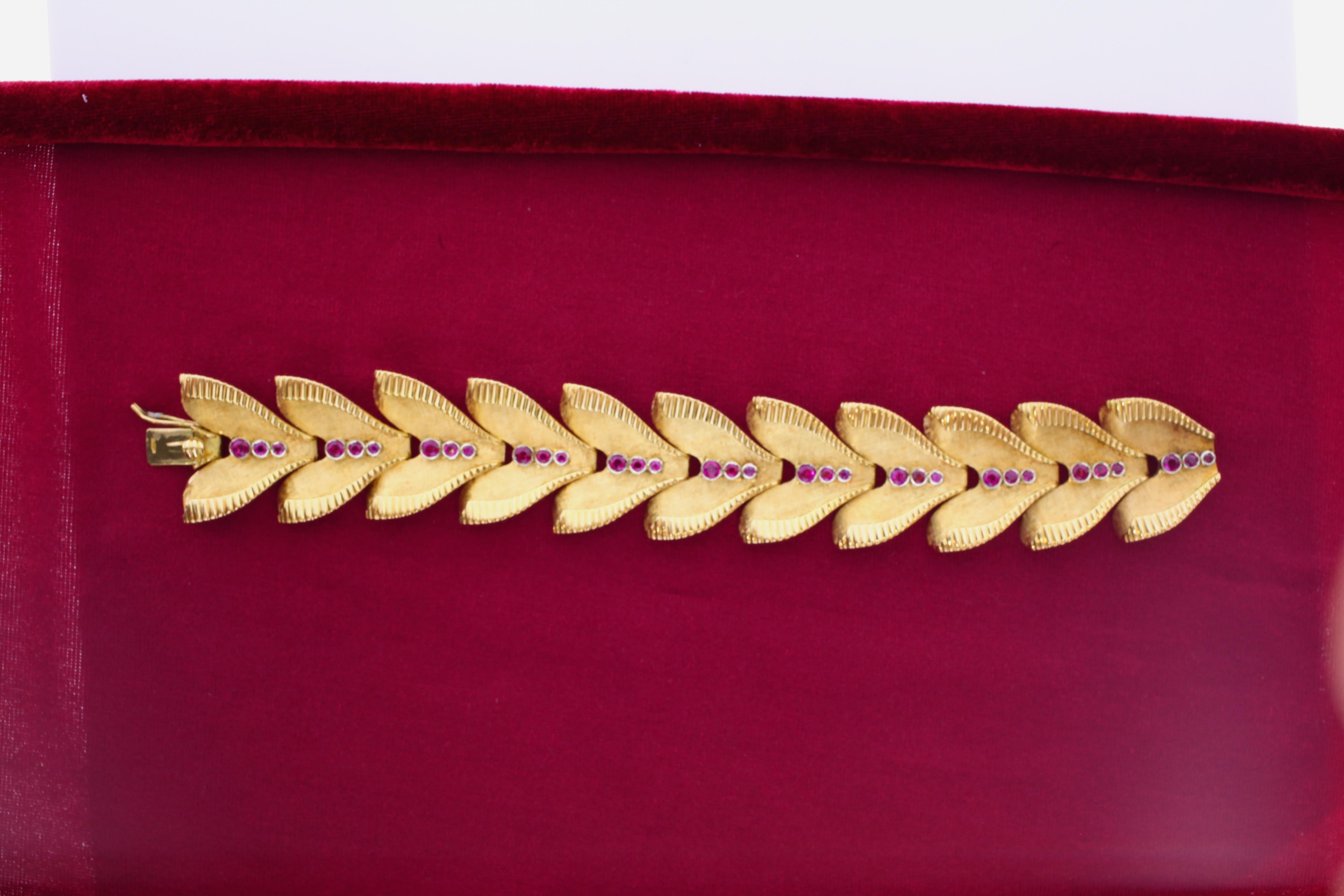 This 18 karat yellow gold bracelet weighing 87 grams was made in Italy (most probably Milan) in the early 1940s. The arrowhead motif is typical of the futurist art movement of the time and emphasizes dynamism, change, speed, and progress. 33