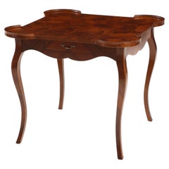 Table de jeu en ronce de bois d'huître des années 1940 avec détails festonnés