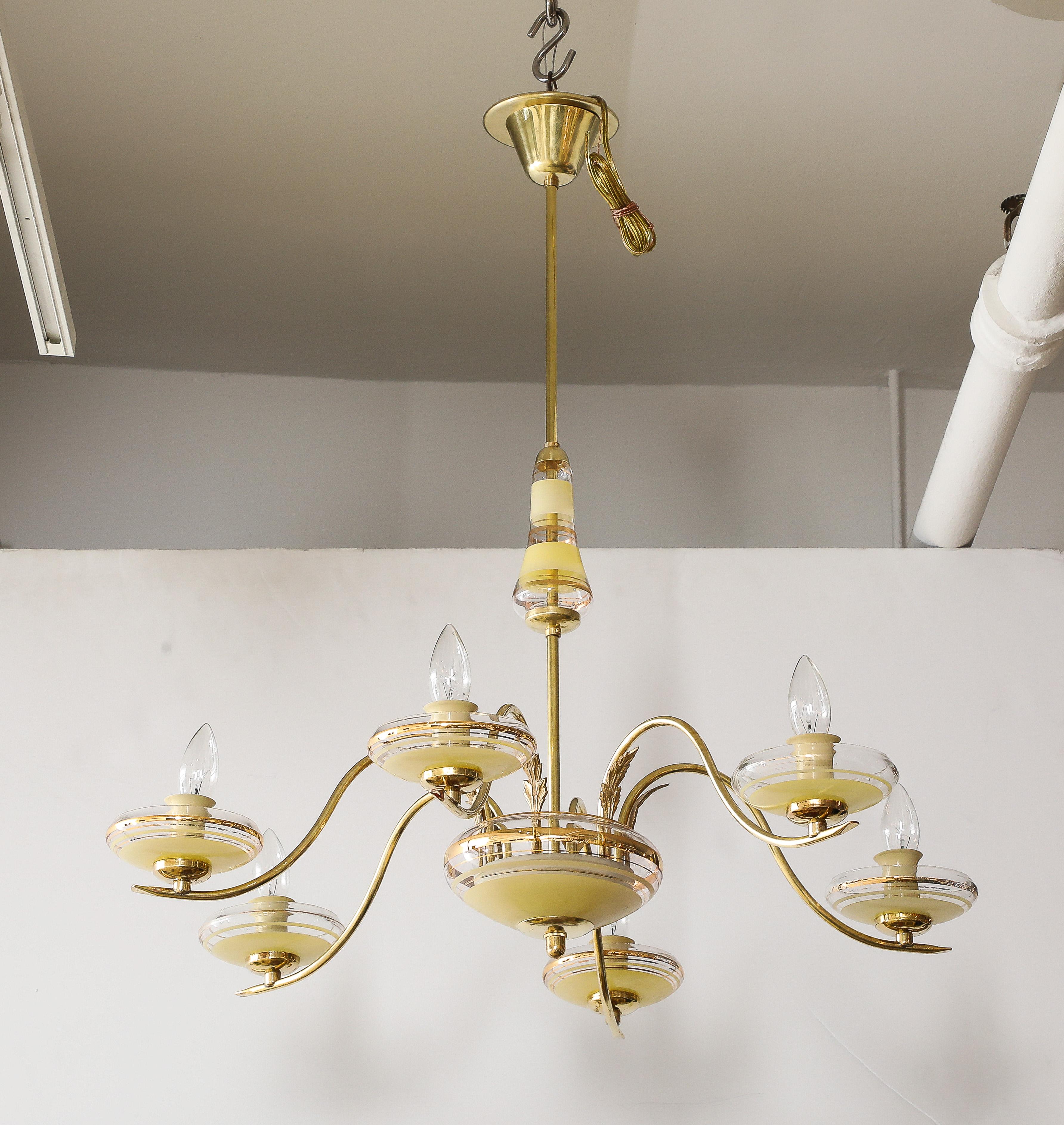 Bellissimo lampadario italiano a 6 bracci in vetro artistico e ottone degli anni '40, completamente restaurato e ricablato con alcuni segni di usura e patina dovuti all'età e all'uso.