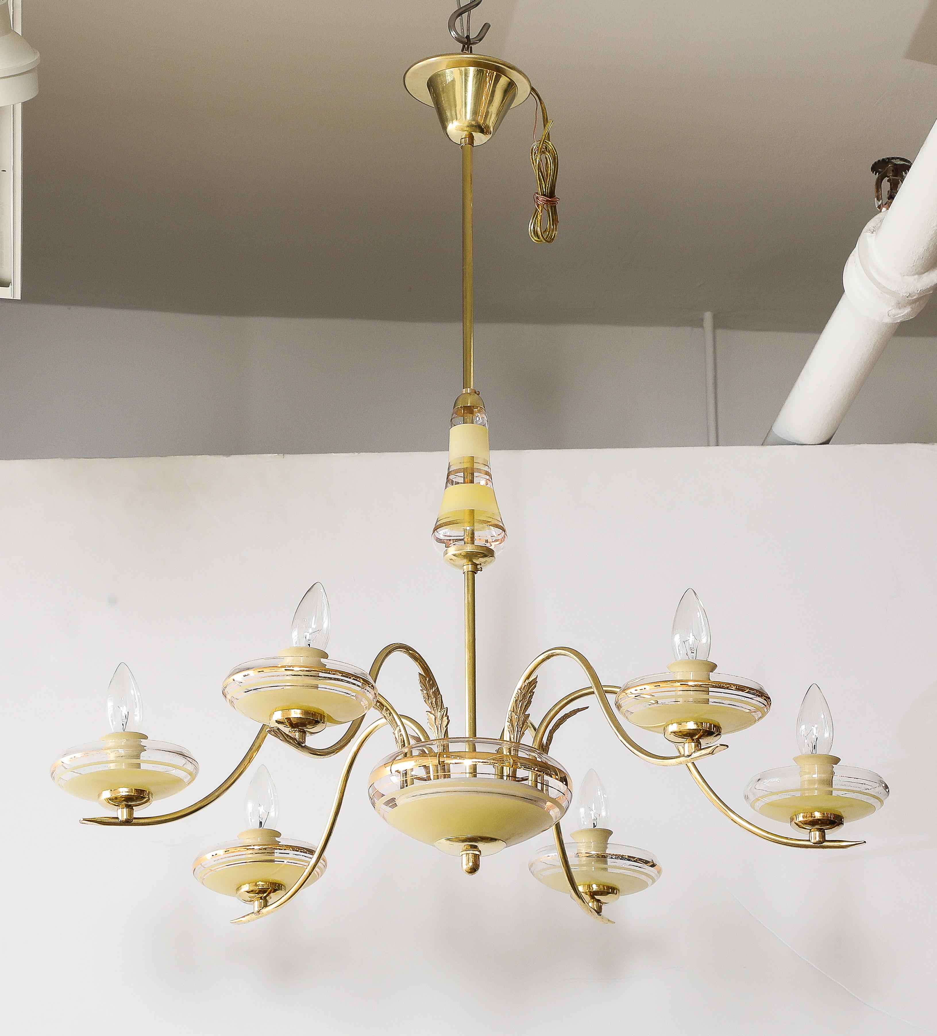 Mid-Century moderno Lampadario a 6 bracci in vetro e ottone italiano degli anni '40 in vendita