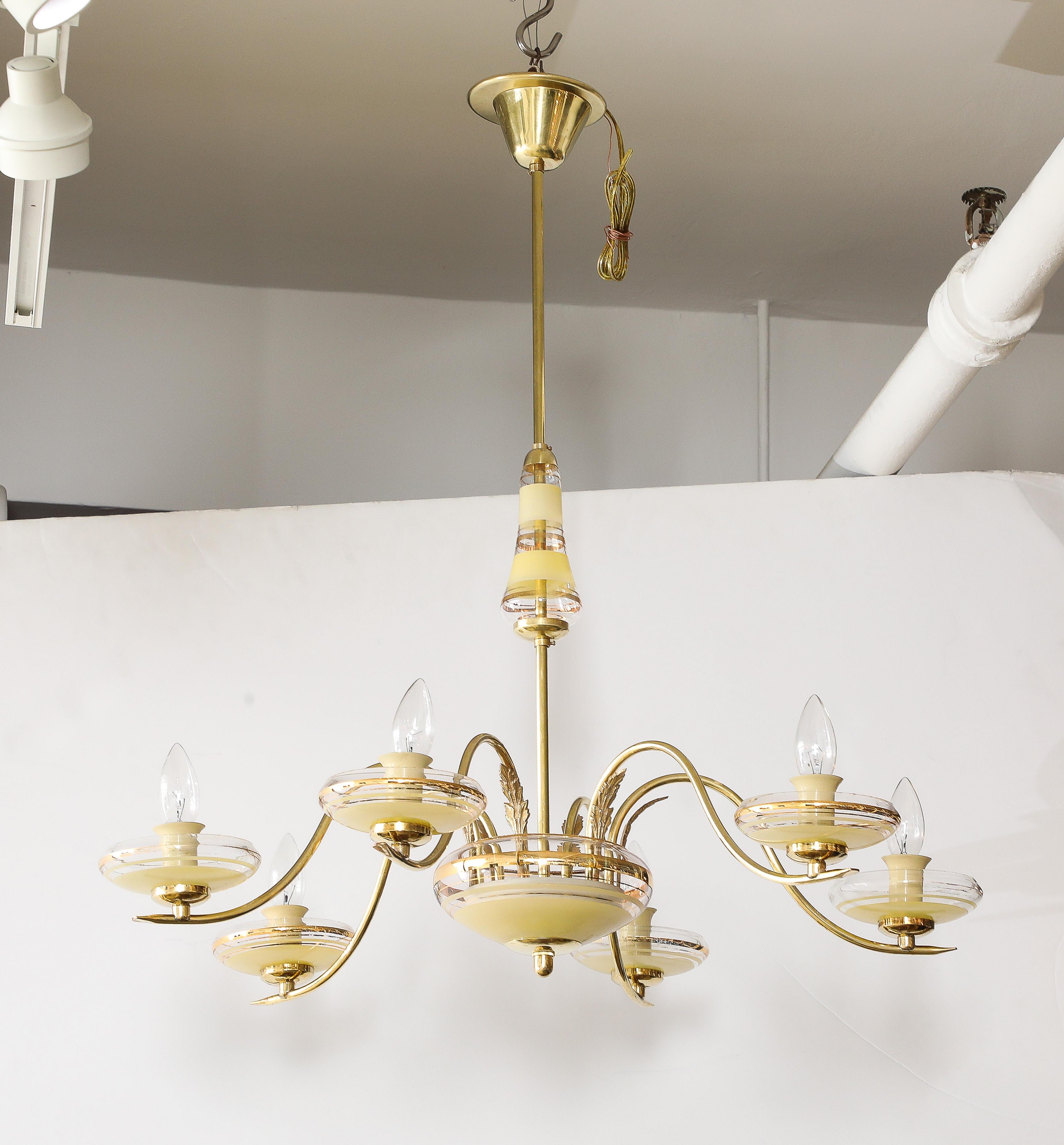 Lampadario a 6 bracci in vetro e ottone italiano degli anni '40 In condizioni buone in vendita a New York, NY