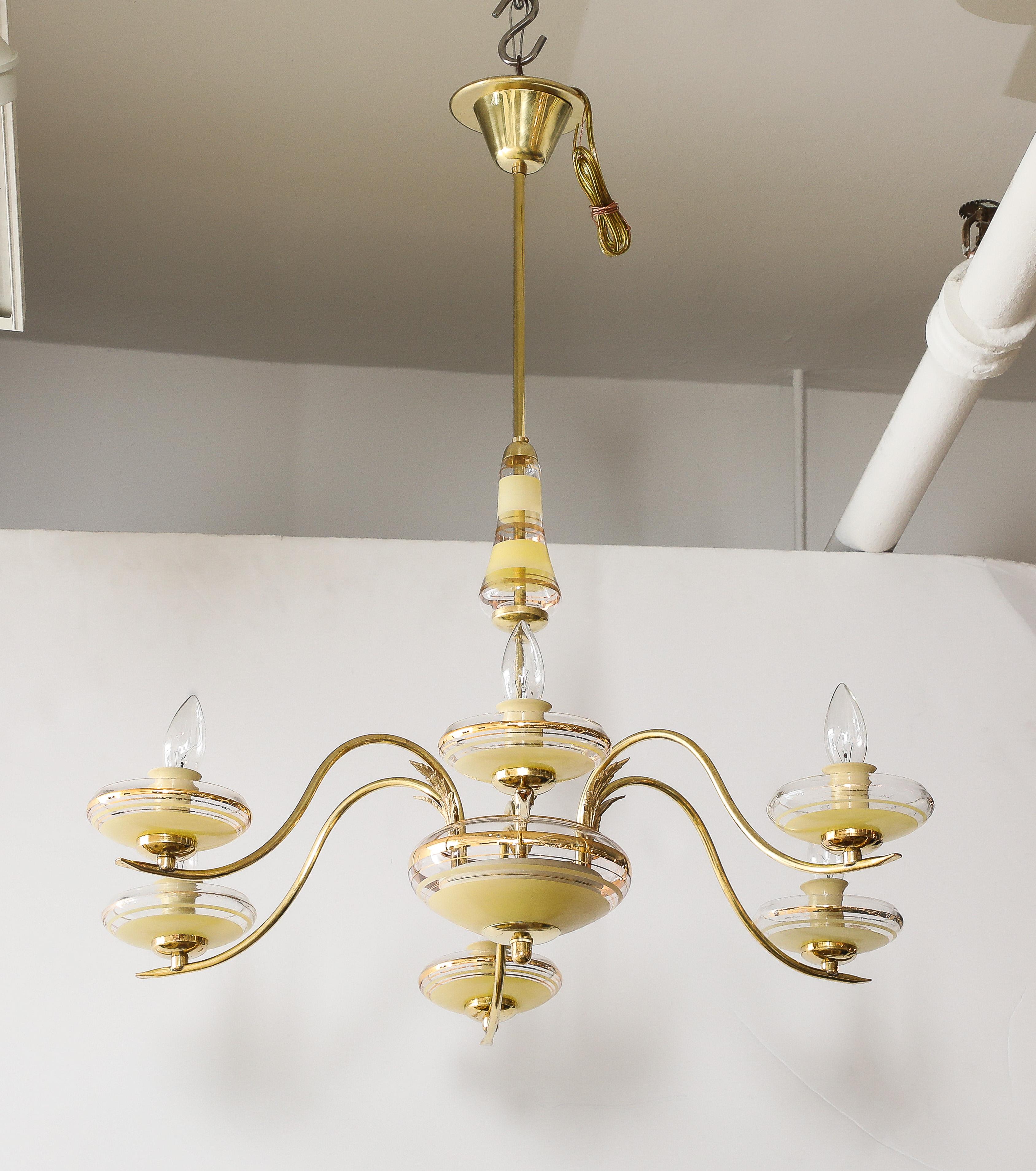 Ottone Lampadario a 6 bracci in vetro e ottone italiano degli anni '40 in vendita