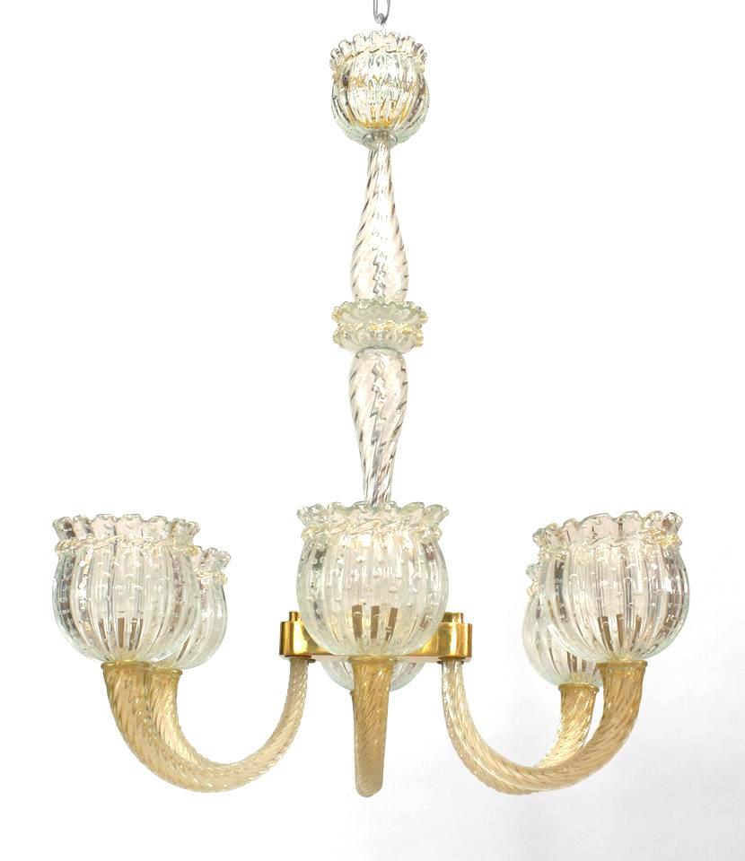 Italienischer (1940er) Murano-Kronleuchter mit 6 goldbestäubten Glasarmen, die einen großen geriffelten, klaren Glasschirm mit Wellenschliff halten (att: BAROVIER E TOSO).
