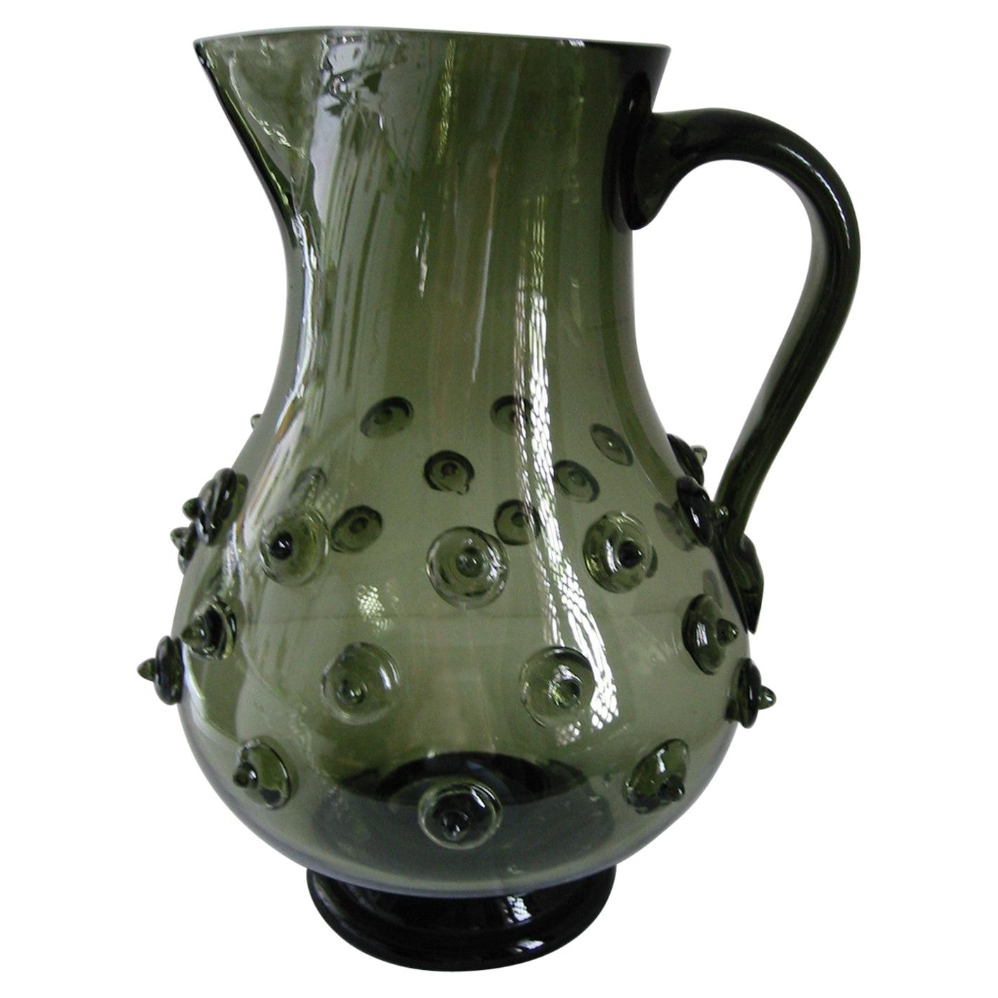pichet en verre vert italien des années 1940 avec détails en verre soulevé en vente