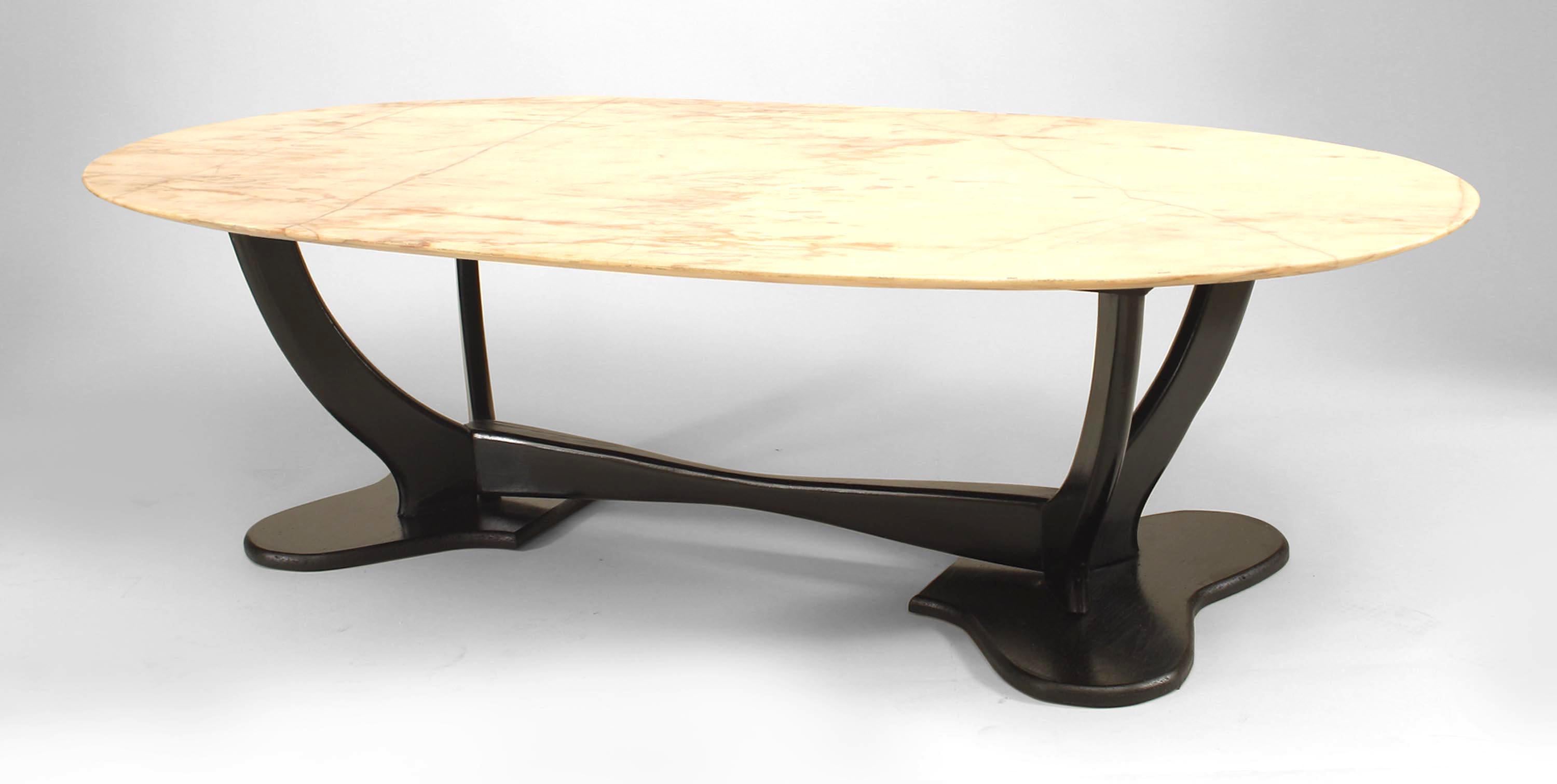 Table basse italienne du milieu du siècle dernier (années 1940) avec une base en bois d'ébène et un plateau ovale en marbre beige 