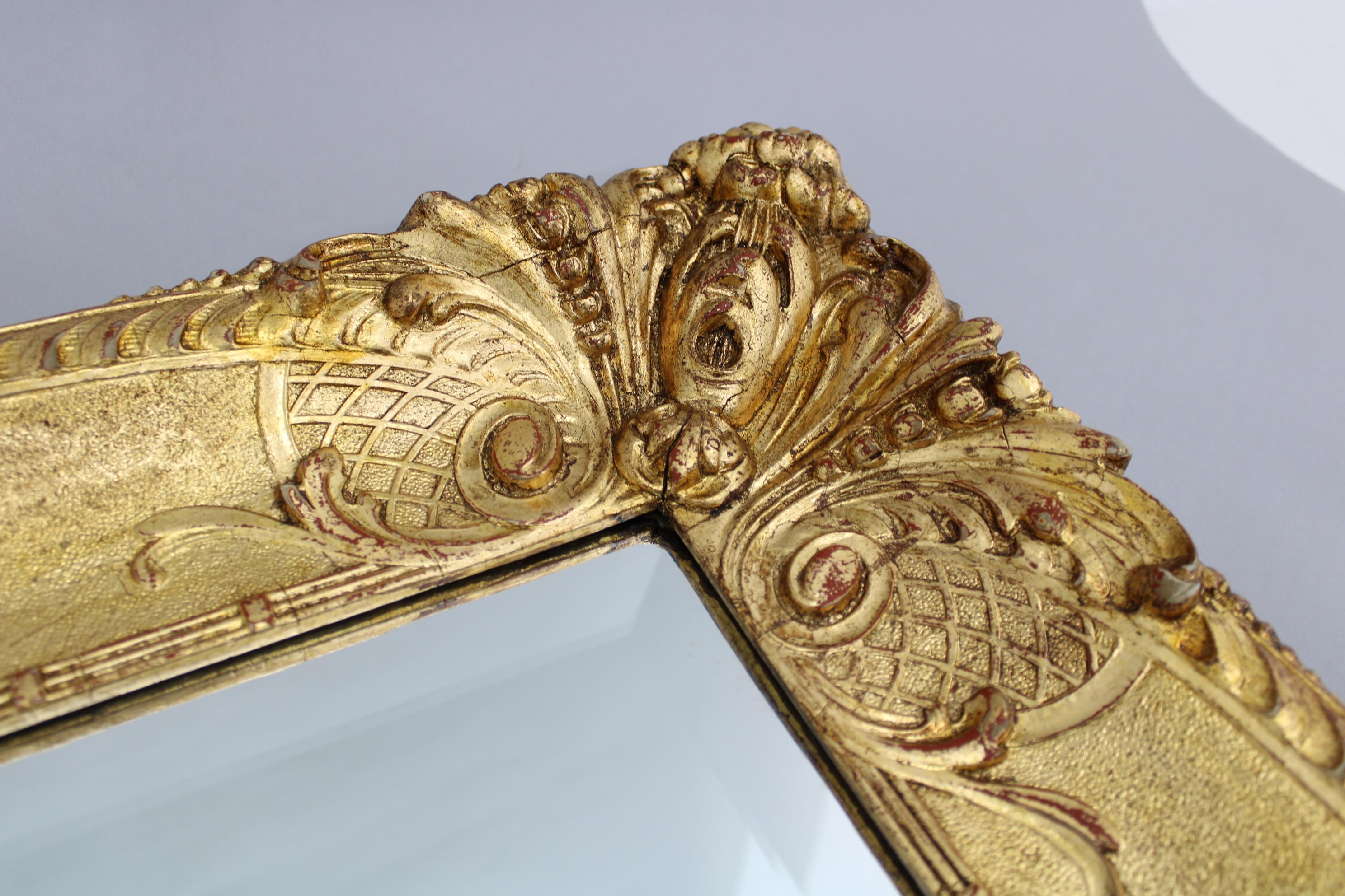 Italienischer Spiegel aus den 1940er Jahren mit goldenem Holzrahmen  im Angebot 1