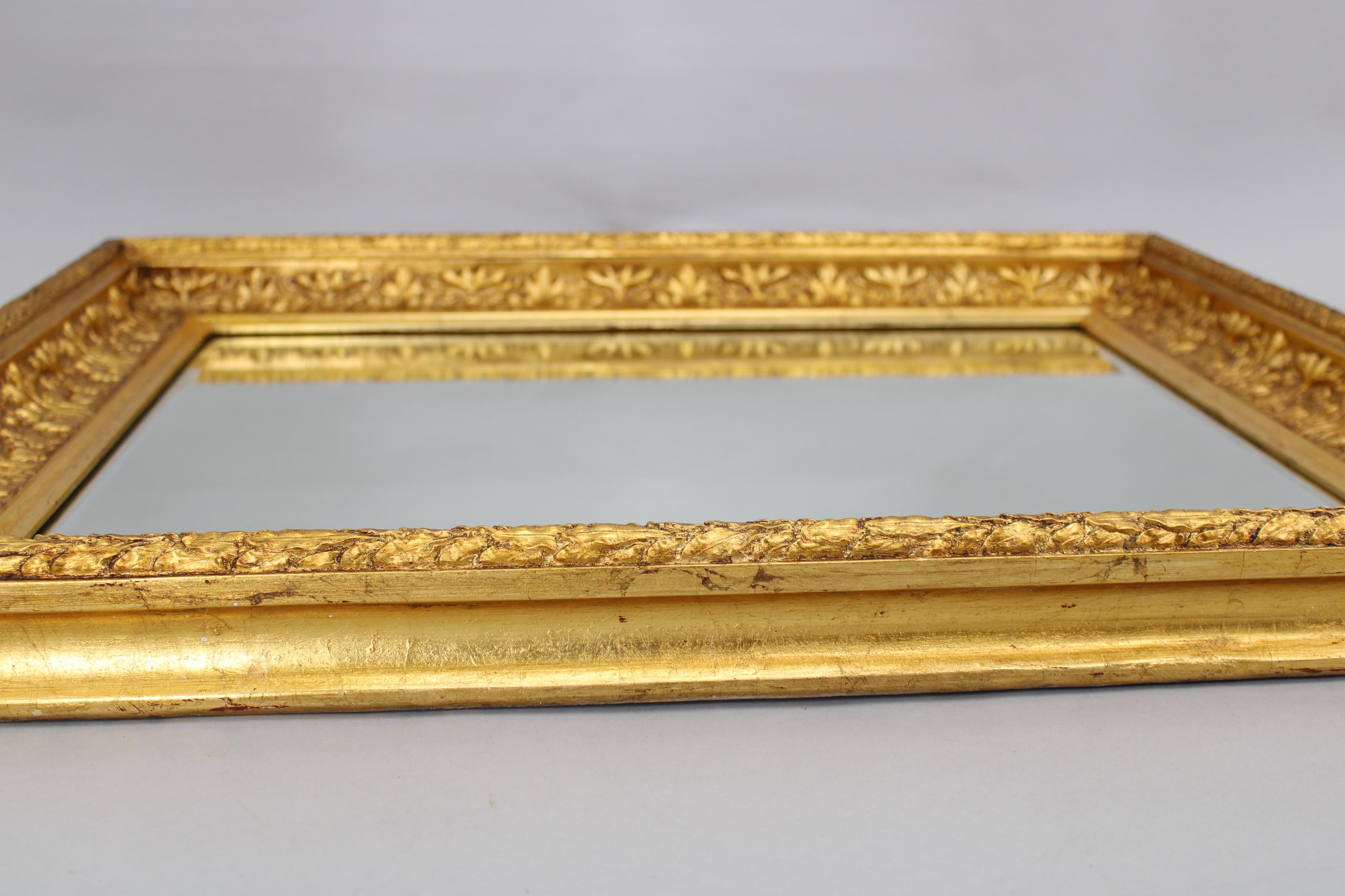Miroir italien des années 1940 avec cadre en bois doré  en vente 1