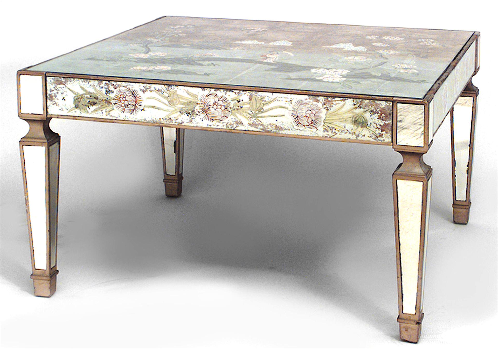 Table basse carrée italienne (années 1940) avec plateau en miroir peint à l'envers présentant des figures de Chinoiserie et une décoration florale.
