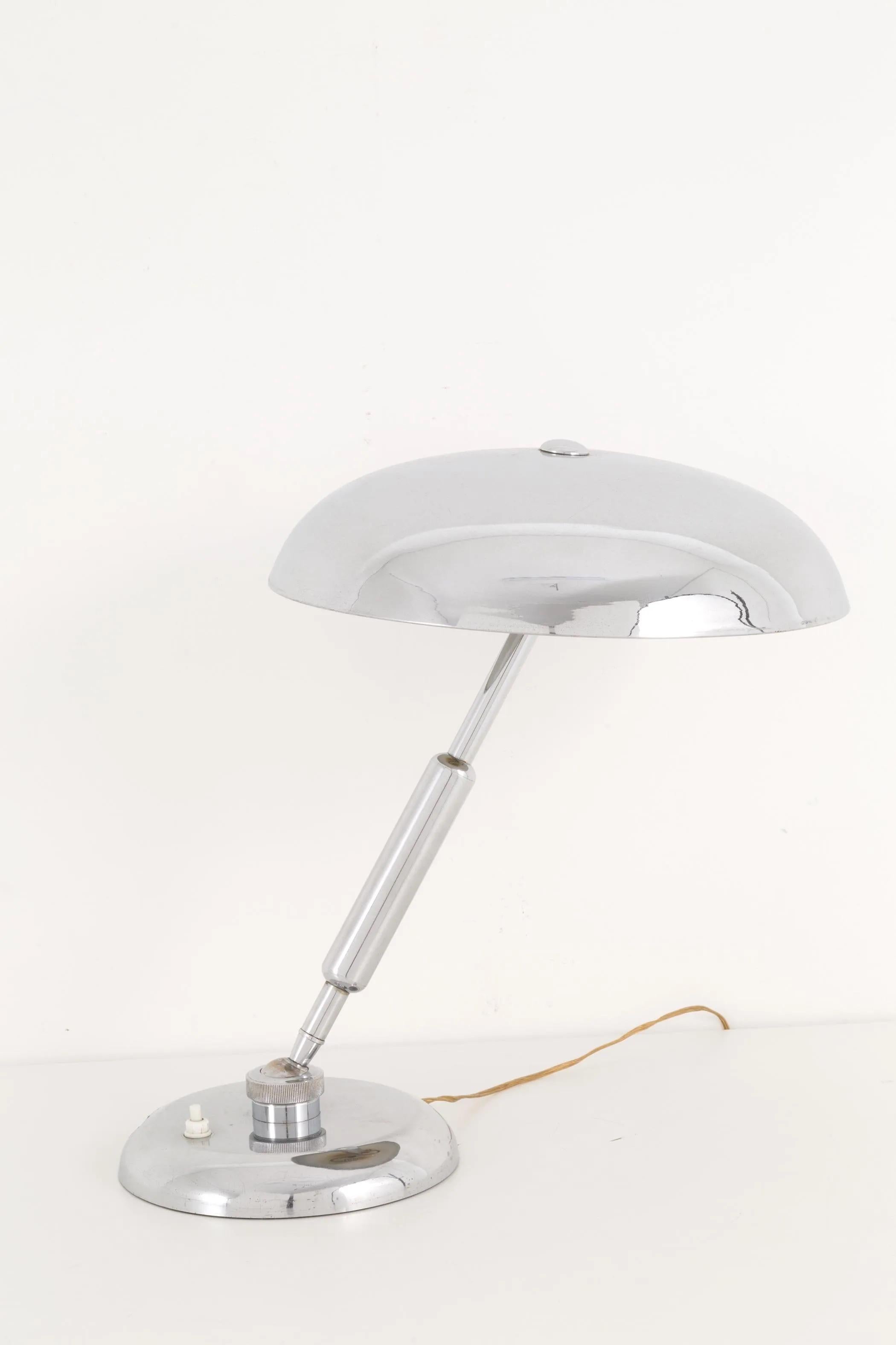 Gorgeous high quality table or desk lamp in polished nickel plated brass from Italy, 1940s-1950s with a weighted round base and an enormous ball joint from which the sturdy stem can pivot ~140 x 360 degrees. The round domed mushroom head is also