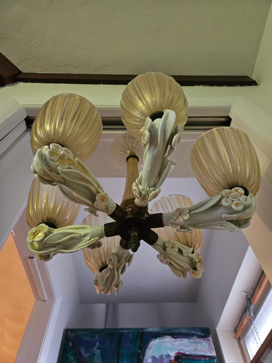 Titolo:
Lampadario italiano di Murano degli anni '40 in vetro bianco e oro attribuito a Barovier&Toso

Descrizione:
Elegante lampadario a sei bracci in vetro di Murano attribuito a Barovier&Toso, Italia, anni '40 circa. Il design è caratterizzato da