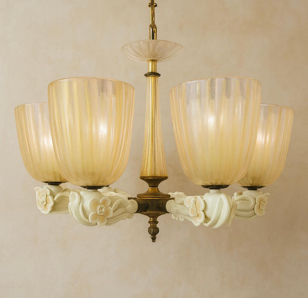 Mid-Century moderno Lampadario italiano di Murano degli anni '40 in vetro bianco e oro attribuito a Barovier & in vendita