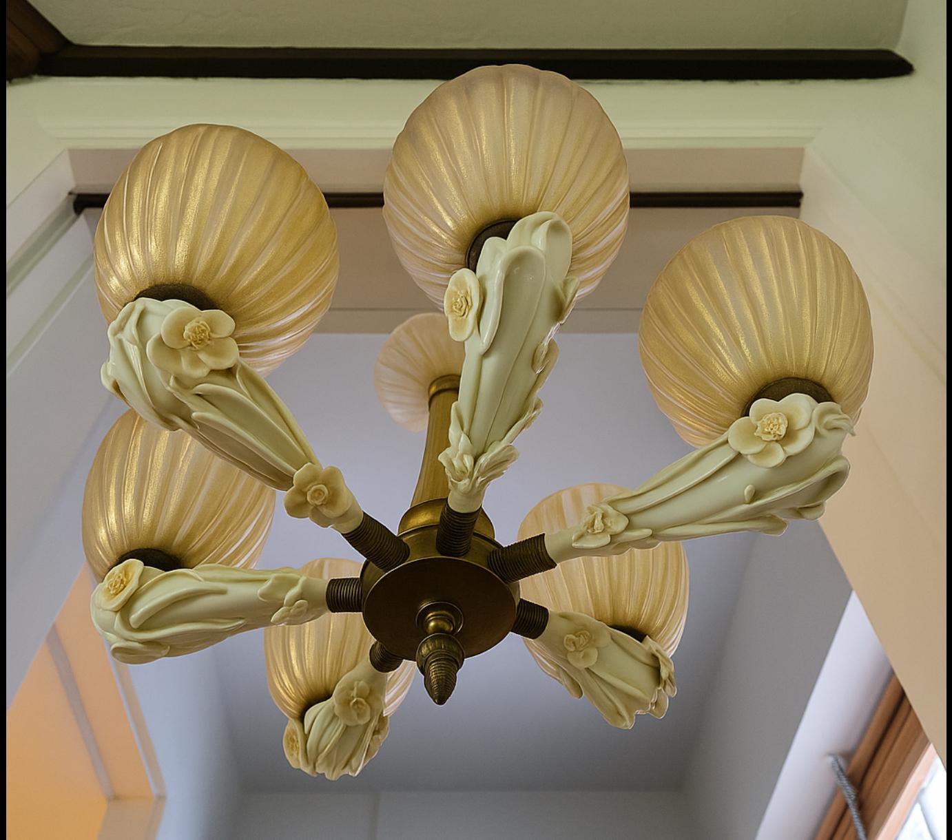 Fatto a mano Lampadario italiano di Murano degli anni '40 in vetro bianco e oro attribuito a Barovier & in vendita