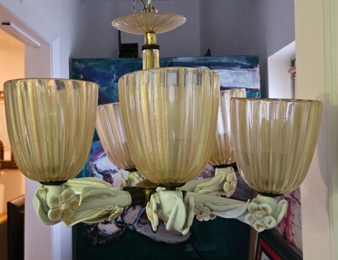 Lampadario italiano di Murano degli anni '40 in vetro bianco e oro attribuito a Barovier & In condizioni buone in vendita a West Palm Beach, US
