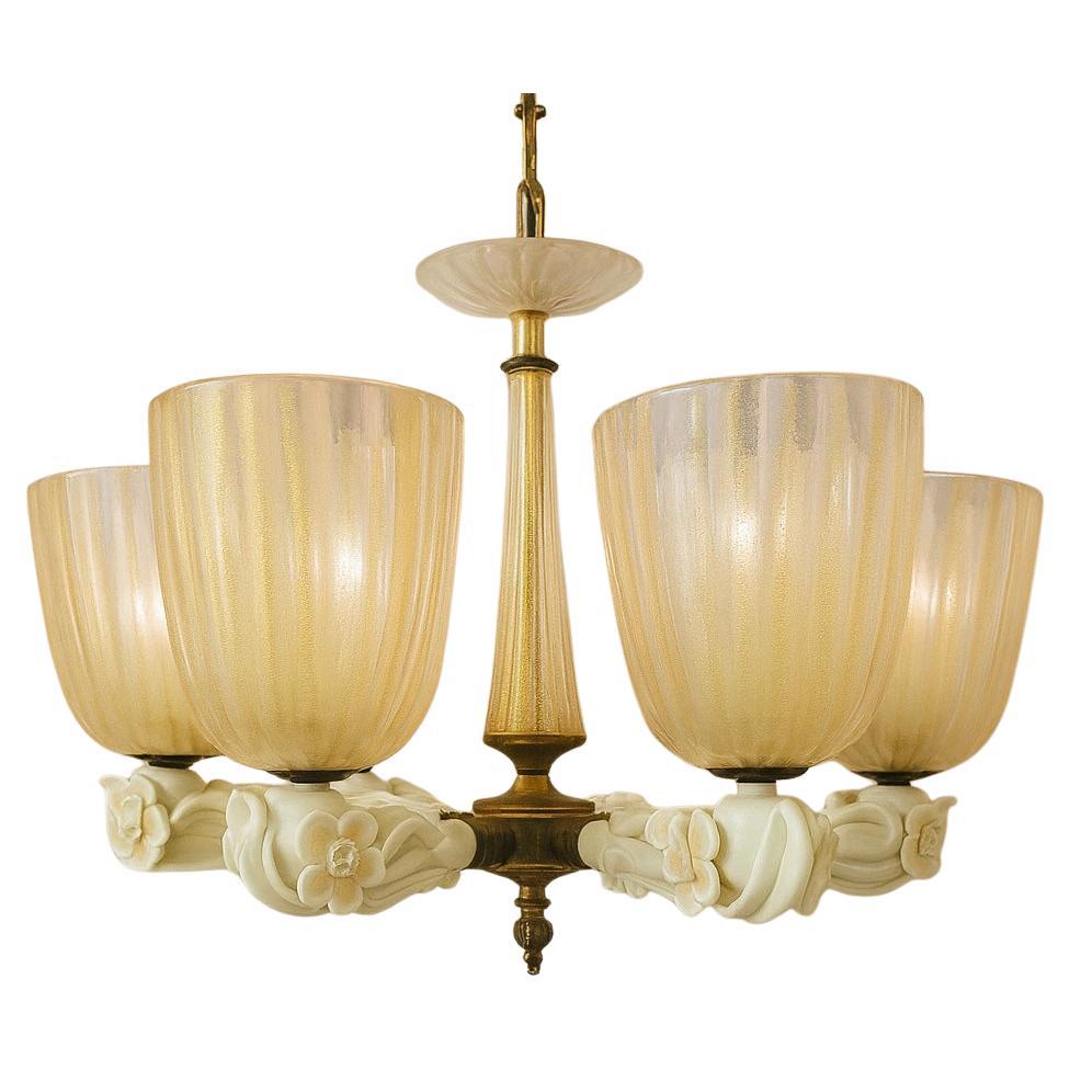 Lampadario italiano di Murano degli anni '40 in vetro bianco e oro attribuito a Barovier & in vendita