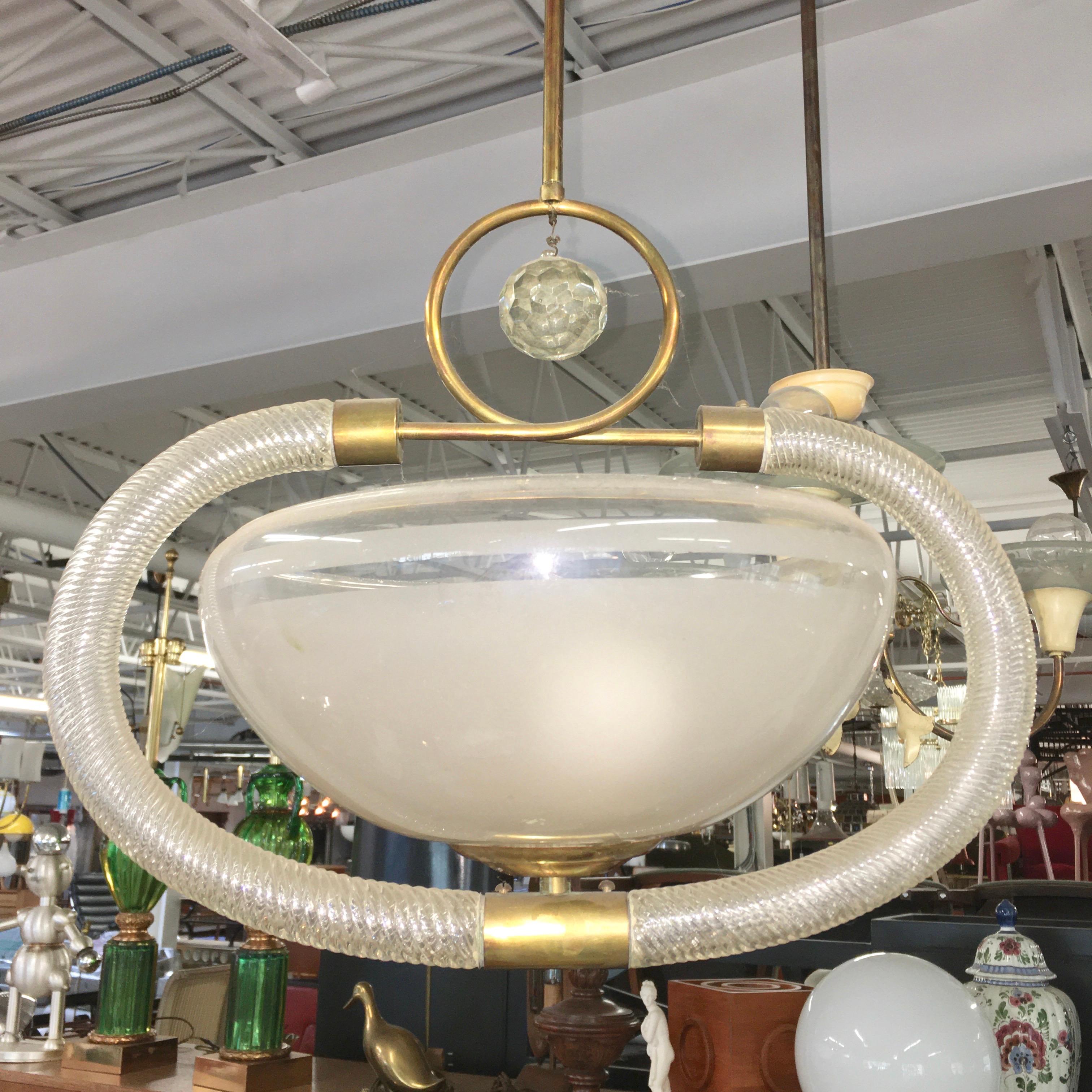 SAMSTAGSVERKAUF

Wunderschöner Art-déco-Anhänger von Barovier & Toso aus den 1940er Jahren. Alle Originalteile sind intakt. Neu verkabelt. Für zwei Standard-Edison-Glühbirnen geeignet. Wir können den Messingschaft verlängern oder verkürzen.