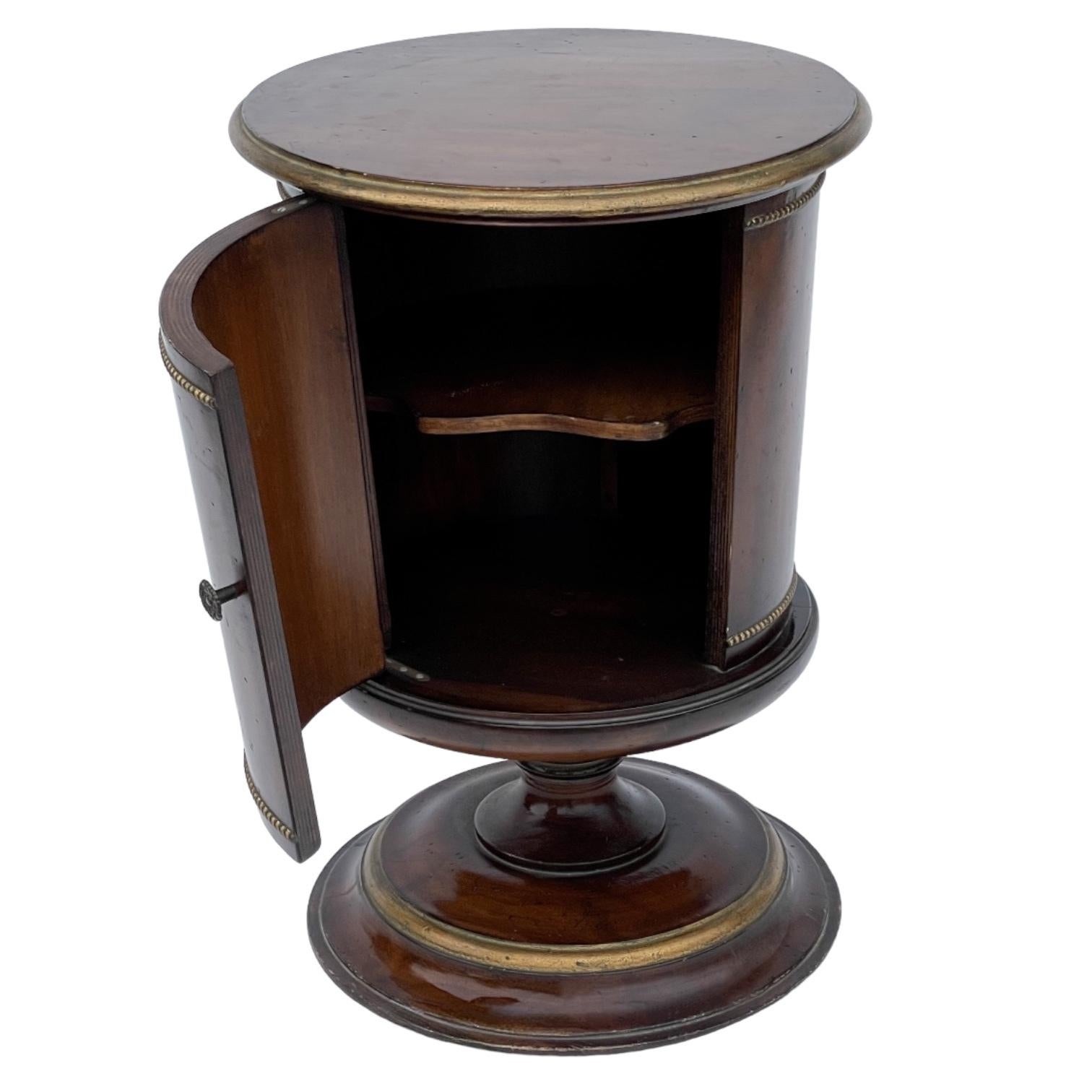 ¡Es una pieza tan bonita! Se trata de una antigua mesa auxiliar italiana en forma de urna con adornos dorados. Es un nogal teñido de oscuro. La puerta se abre hacia un estante individual. Fabricante desconocido. Estado: desgaste leve.